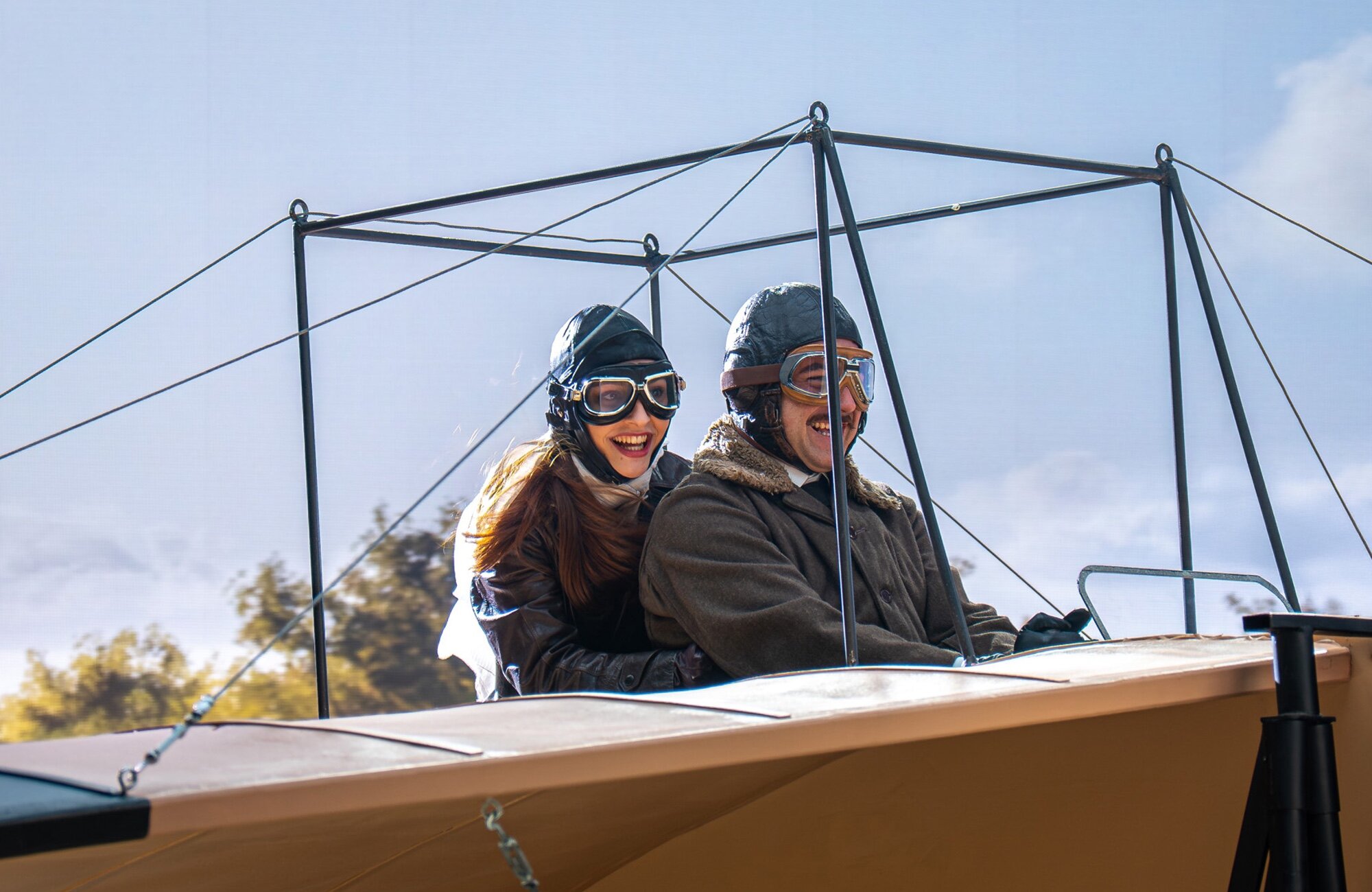 Enora y Manuel tienen éxito con el motor del avión en 'La promesa'