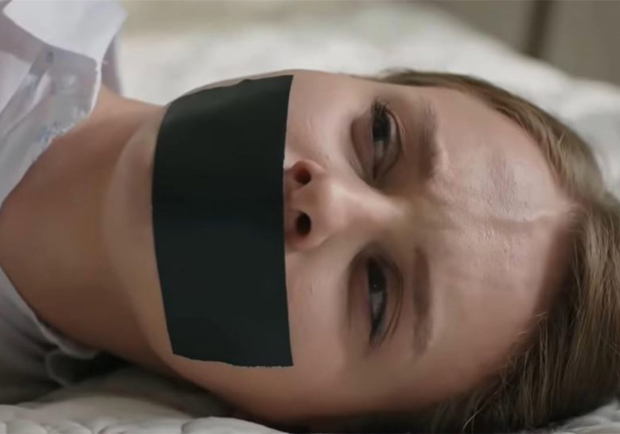 Imagen de la entrega de 'Emanet', con la boca tapada