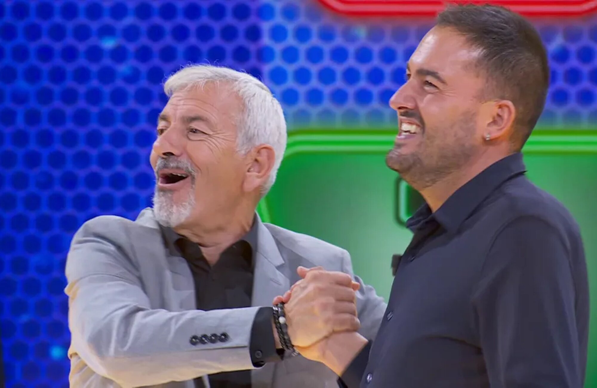 Carlos Sobera junto al concursante de &#39;Todos por ti&#39;