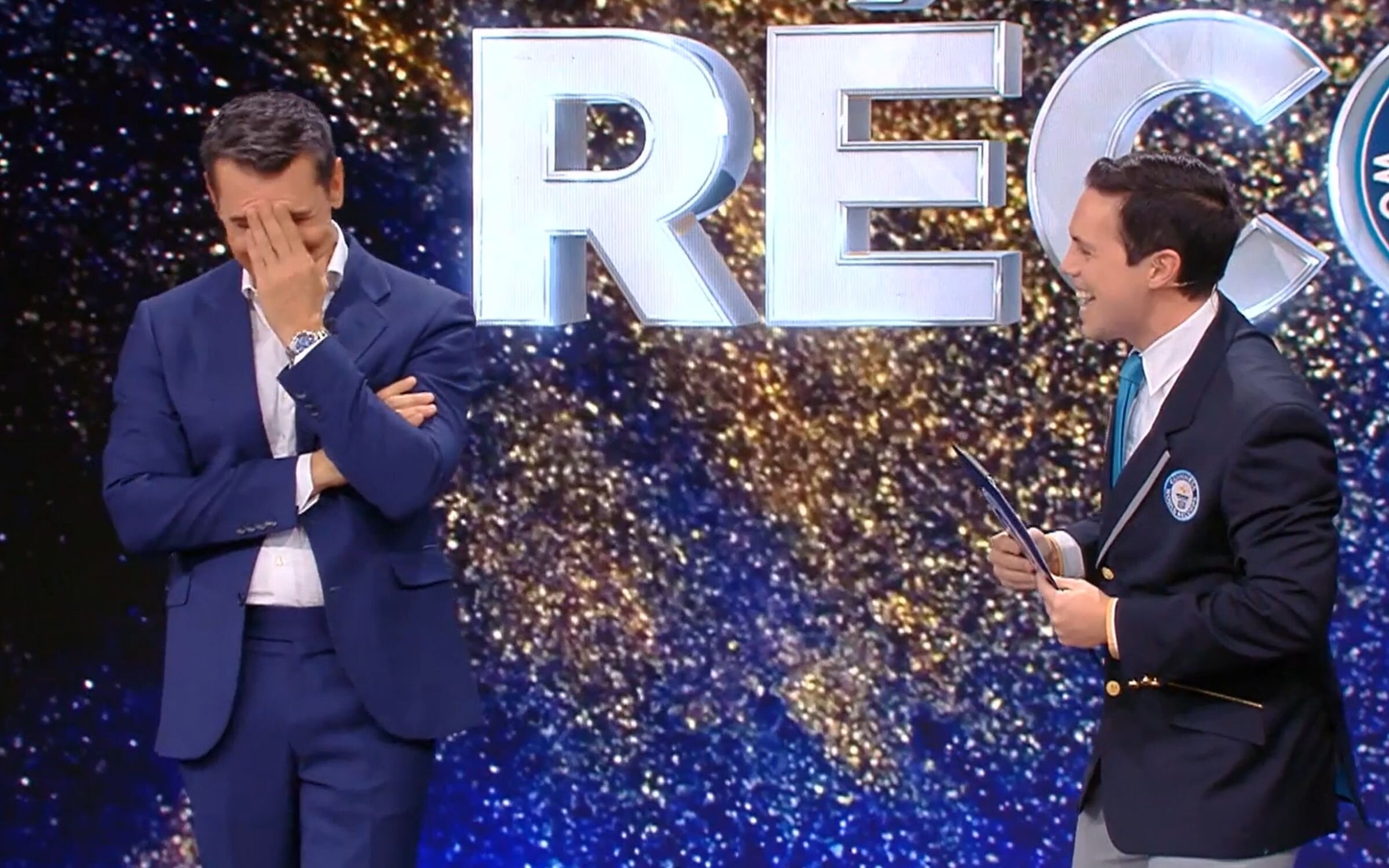 Jesús Vázquez recibe el Recórd Guiness por parte del juez Mike Janela