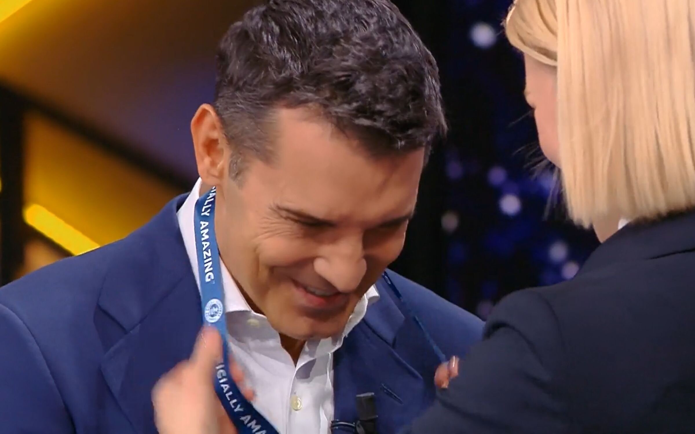 Jesús Vázquez le ponen la medalla al comunicador que más formatos ha conducido en lengua española