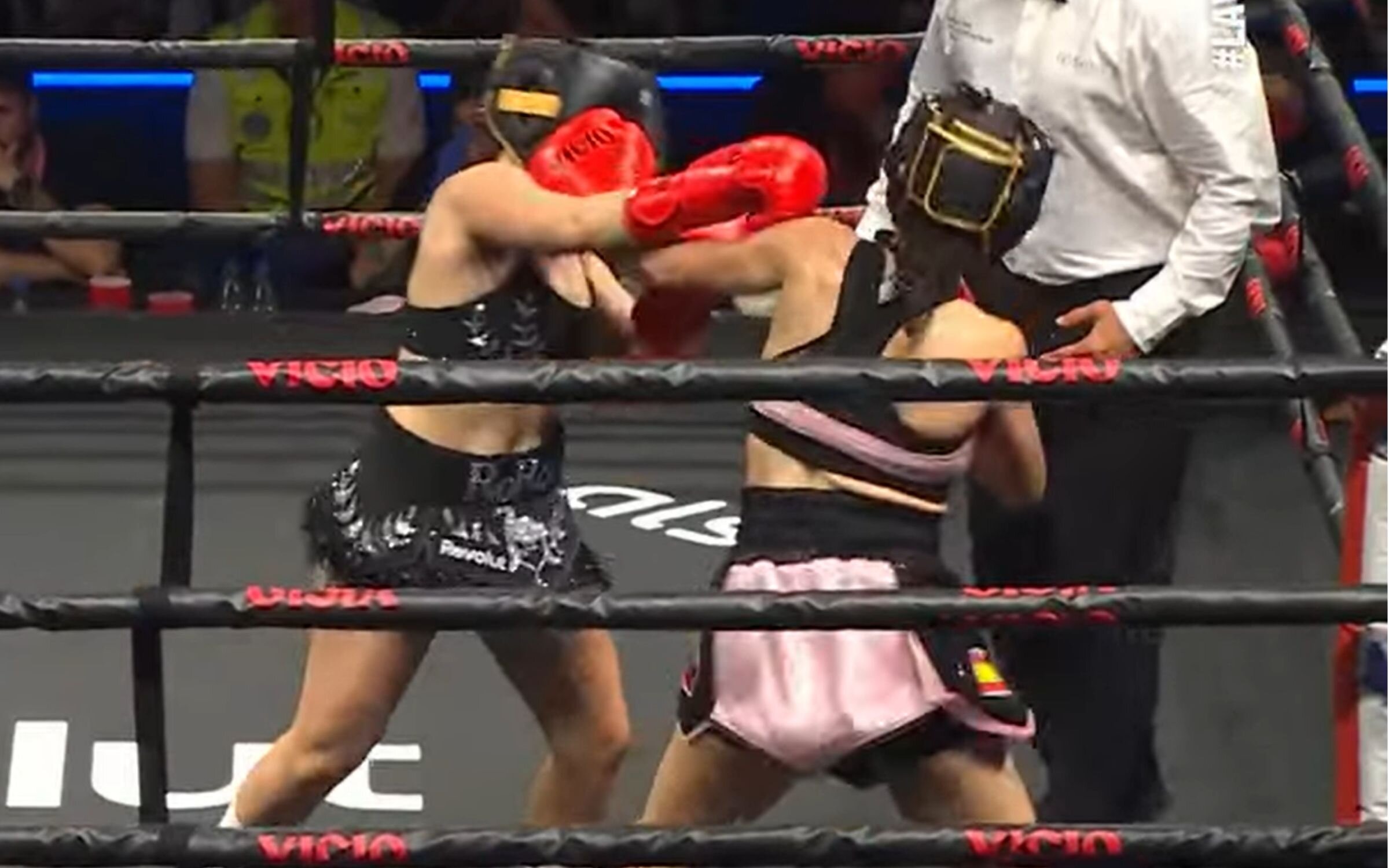 Abby y Roro durante la pelea en La Velada del año V