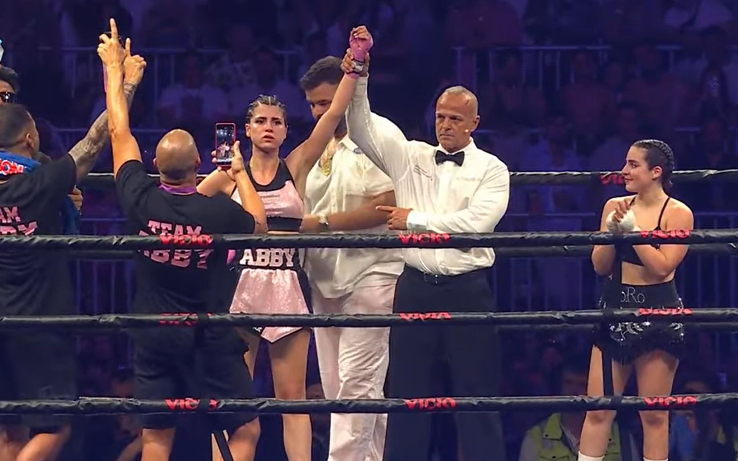 Abby se alza con el cinturón en un ajustado combate