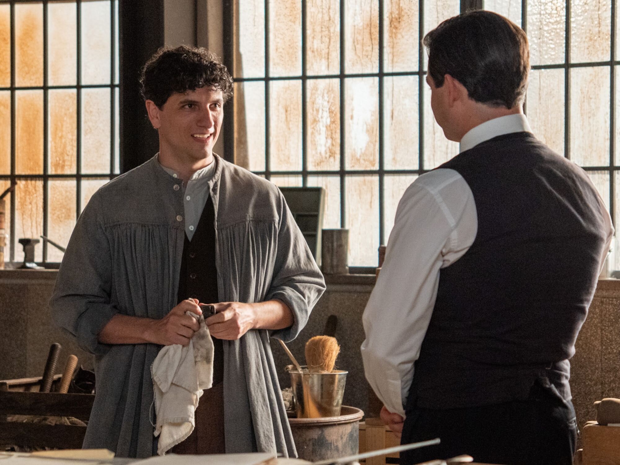 Toño y Manuel conversando en confianza en &#39;La promesa&#39;