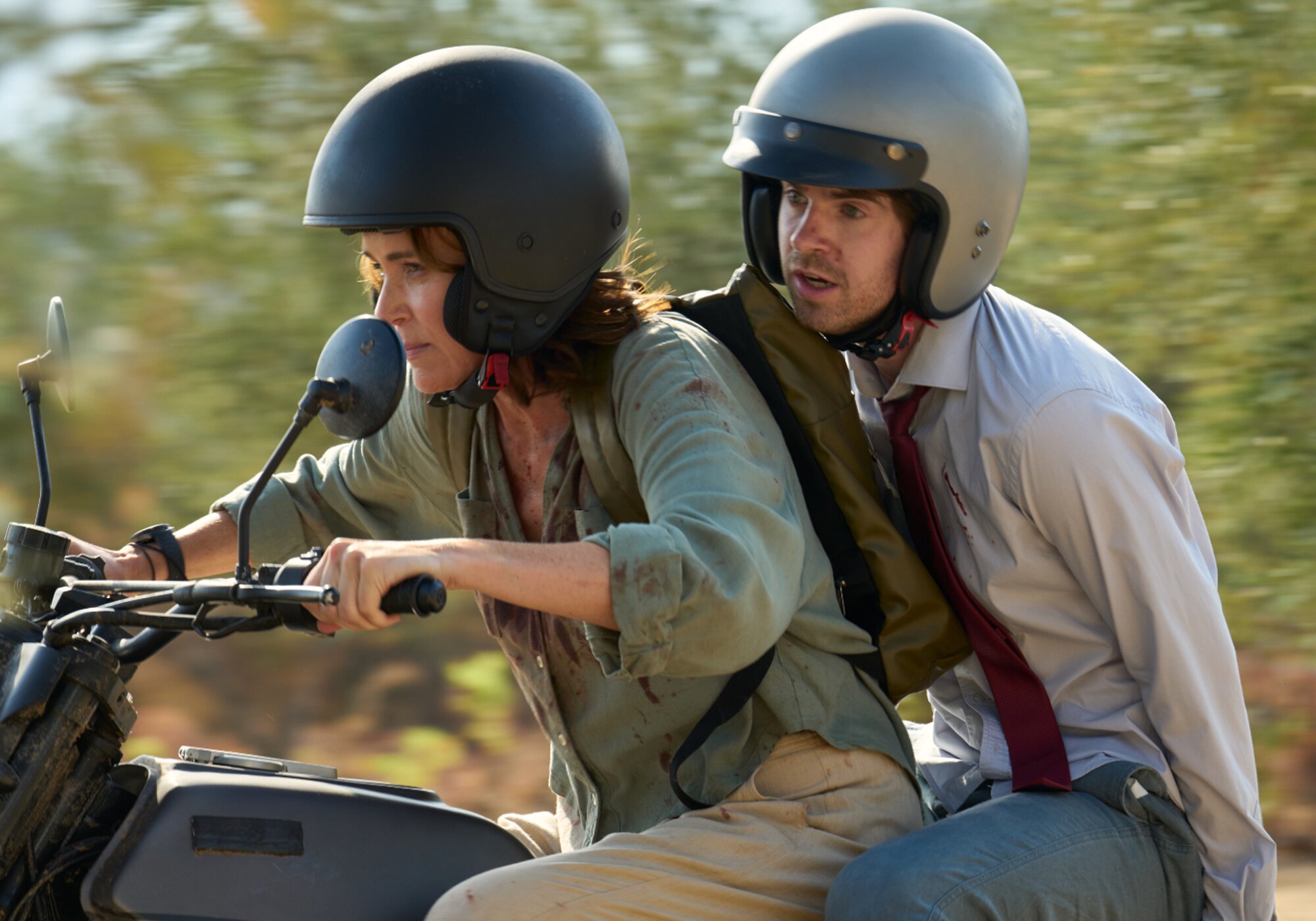 Keeley Hawes y Freddie Highmore en una de las escenas de acción de 'Asesina a sueldo'