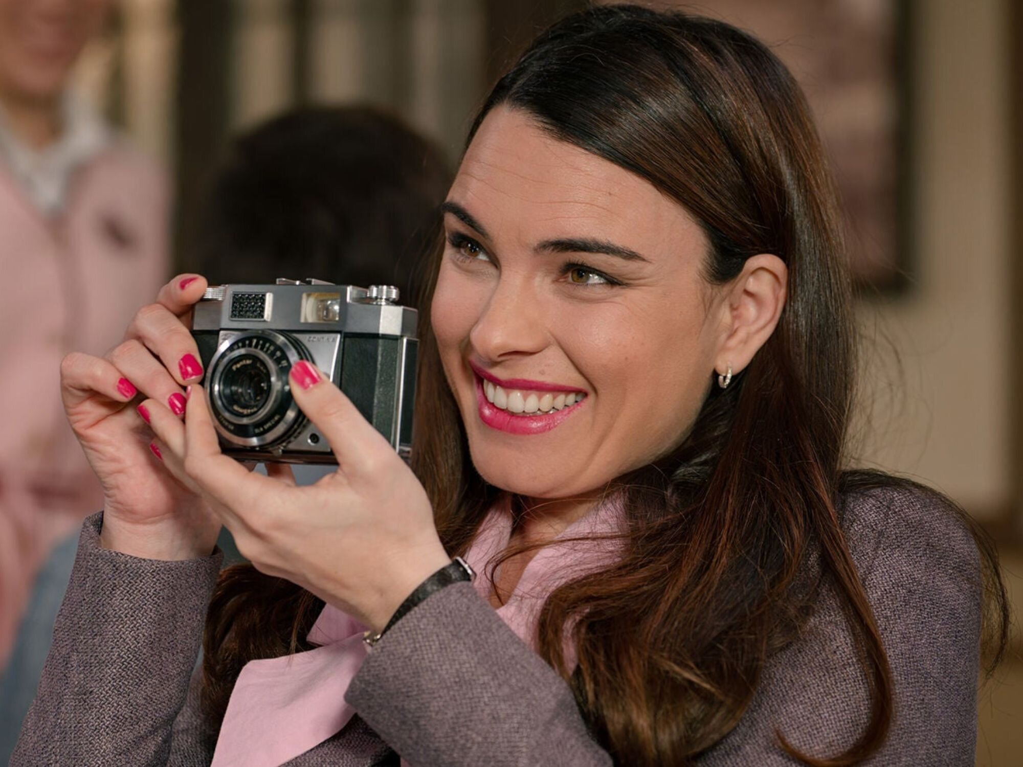 Fina haciendo fotos con su cámara en 'Sueños de libertad'