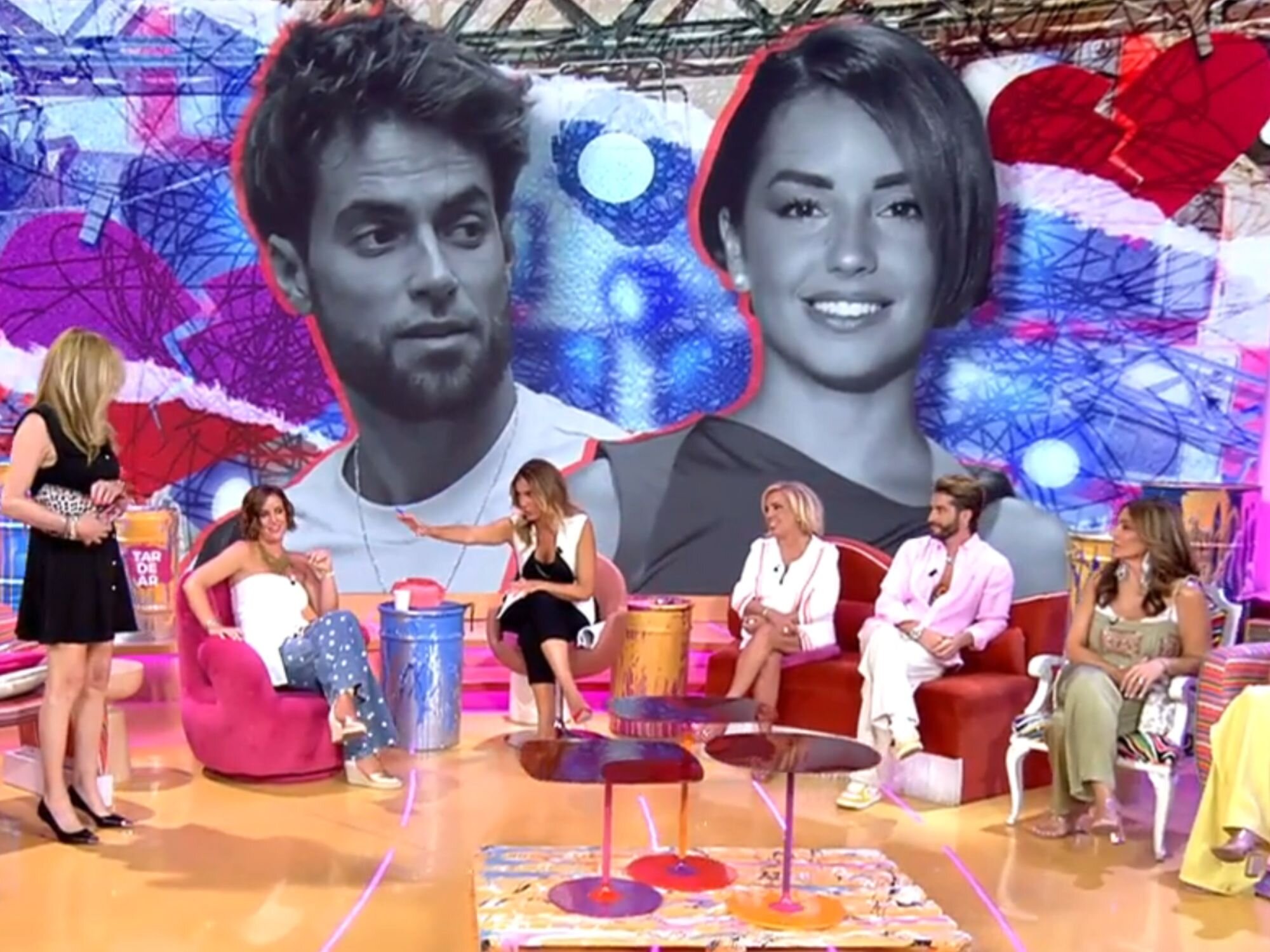 Belén Rodríguez volviendo al plató de 'Tardear' tras su paso por el baño