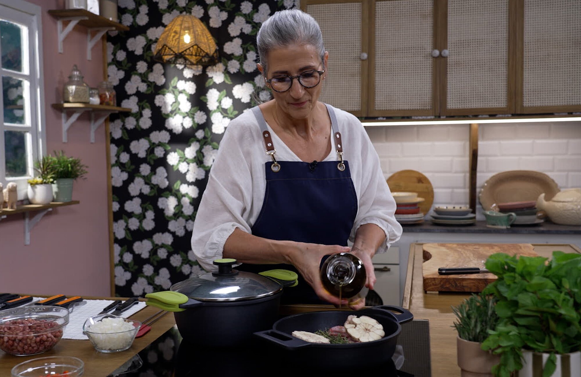 Carmen López del Hierro prepara un plato en 'La cuchara de Carmen', de Canal Cocina