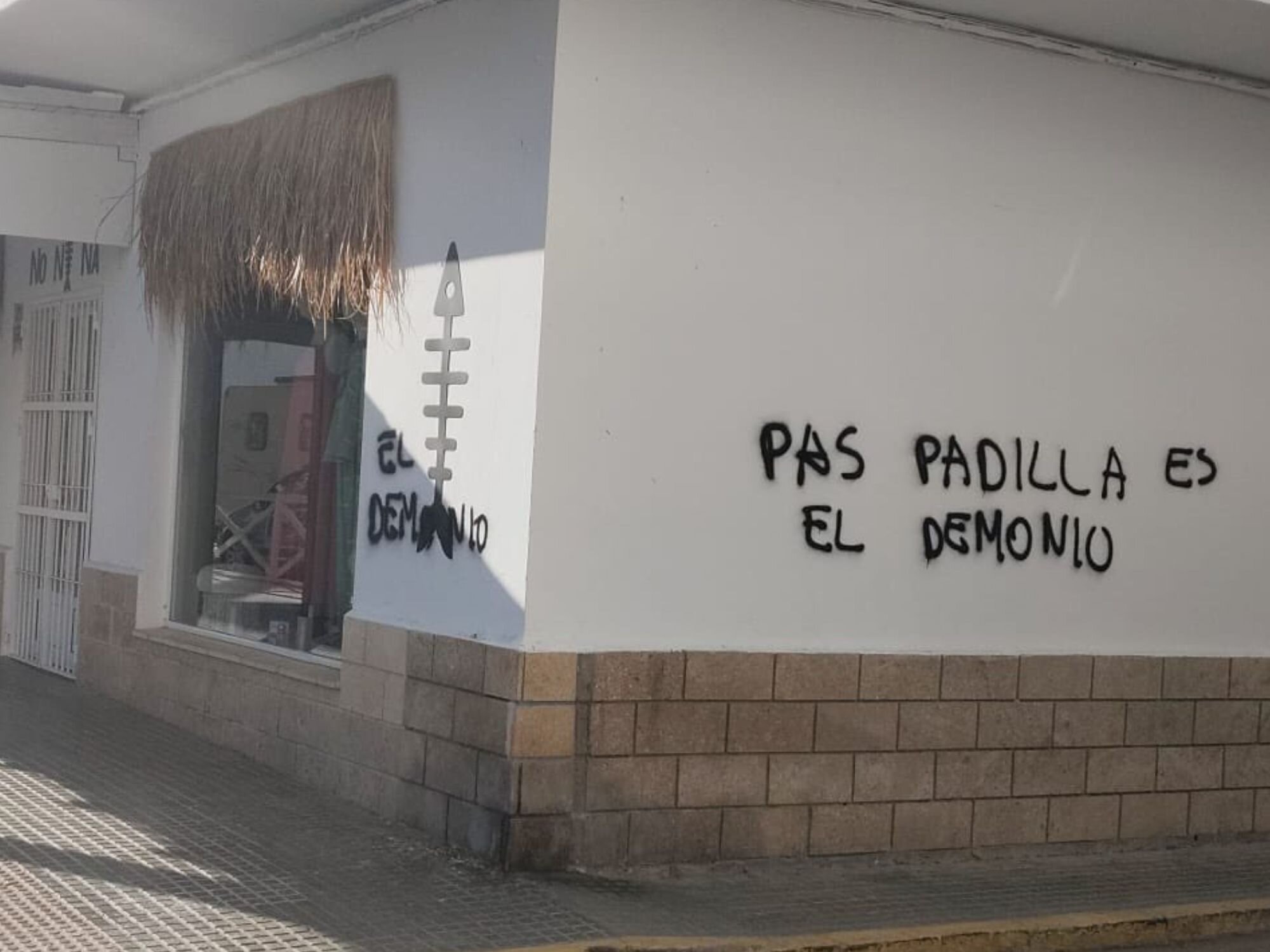 Grafiti con insultos hacia Paz Padilla en su tienda de Zahara de los Atunes