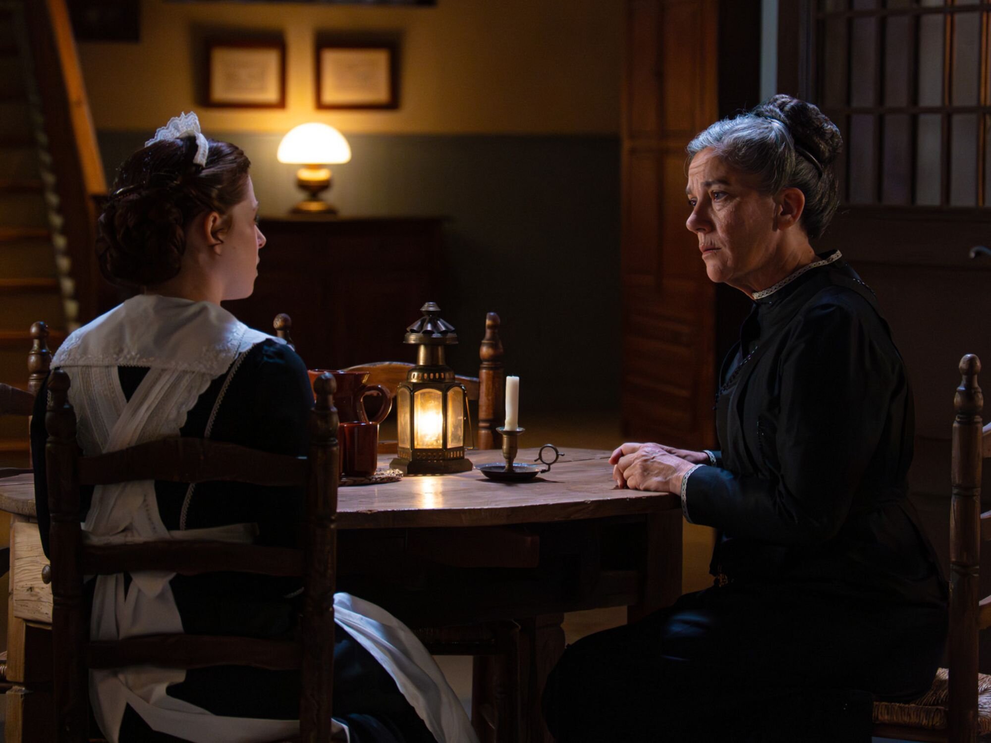 María Fernández y Petra hablando en el capítulo 650 de 'La promesa'