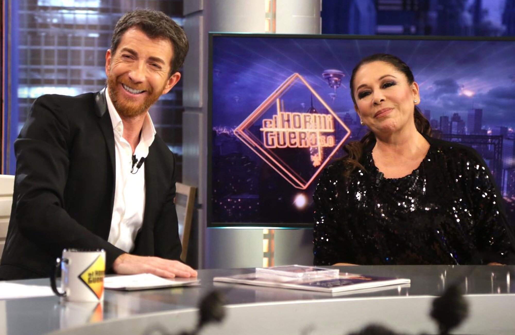 Isabel Pantoja junto a Pablo Motos durante su visita a 'El hormiguero'