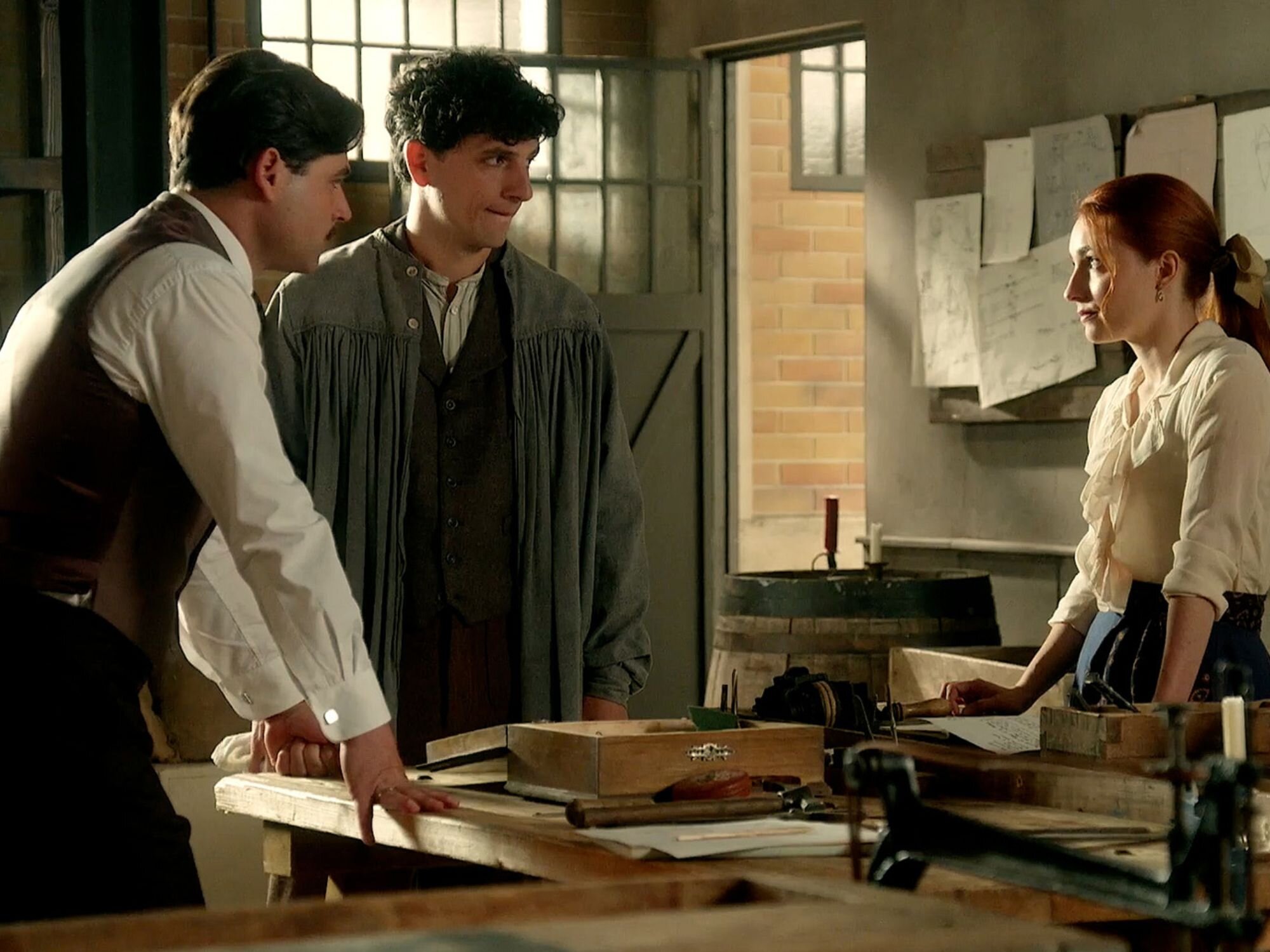 Manuel, Toño y Enora en el taller de 'La promesa'