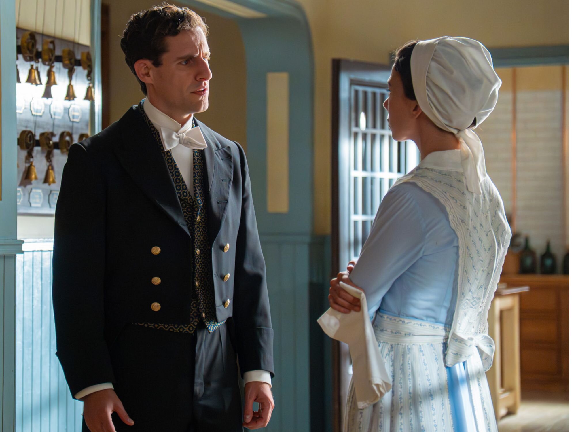 Lope conversando con Teresa en 'La promesa'