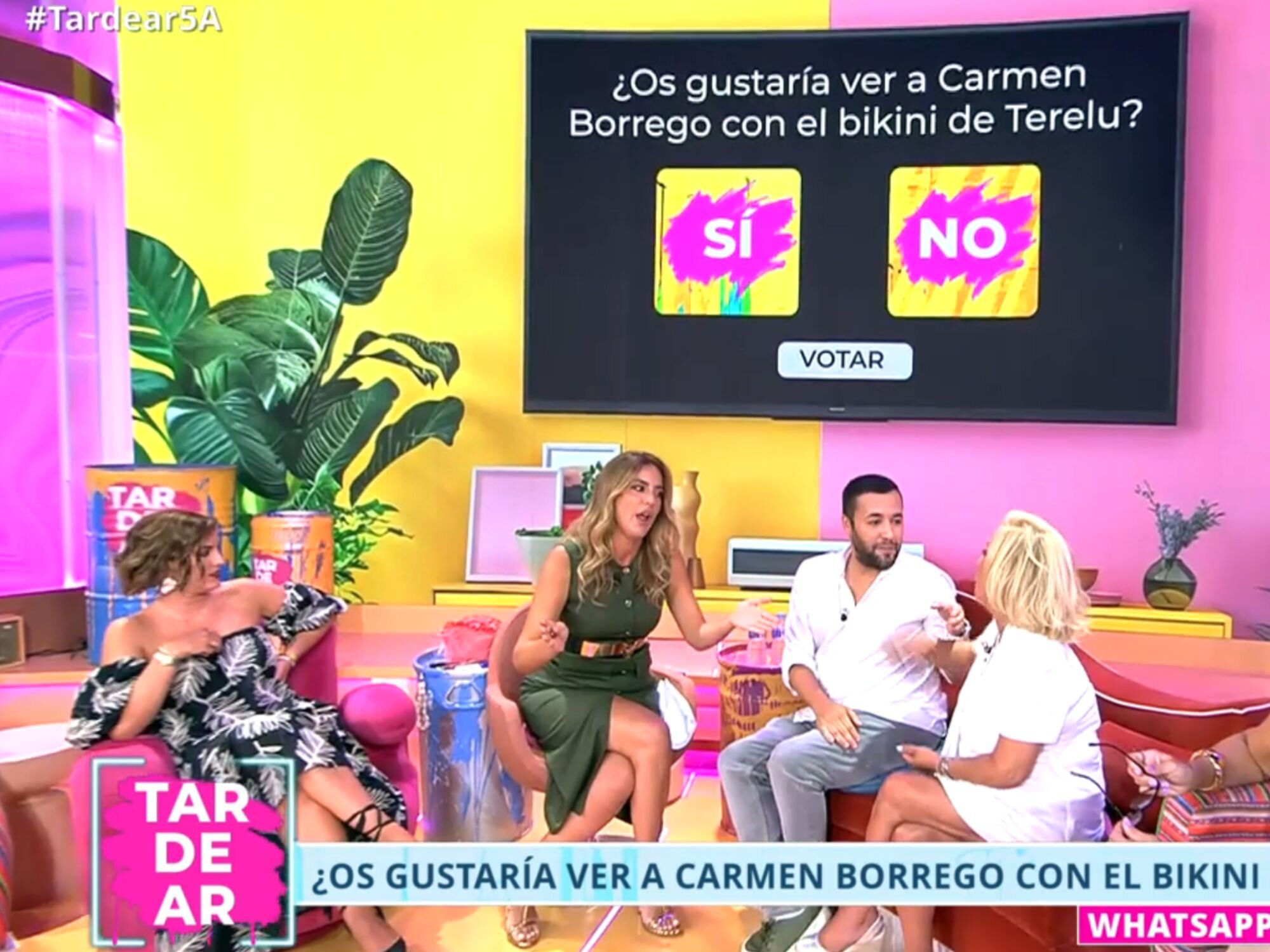 Los colaboradores de 'Tardear' esperando a los resultados de la encuesta de Carmen Borrego