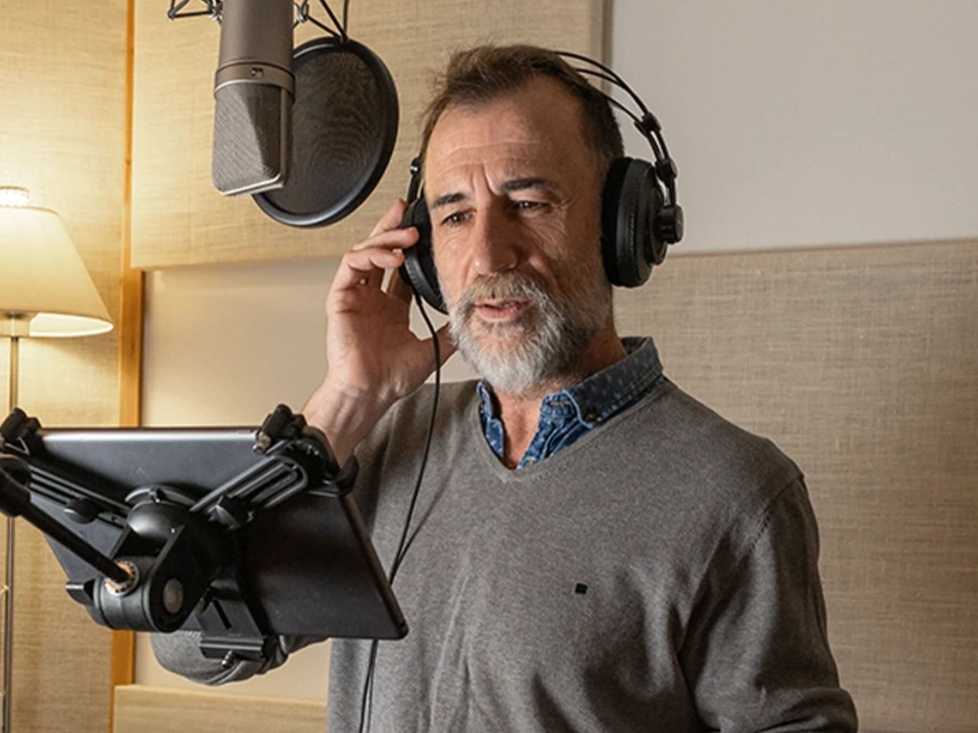 Alfonso Mendiguchía, locutando