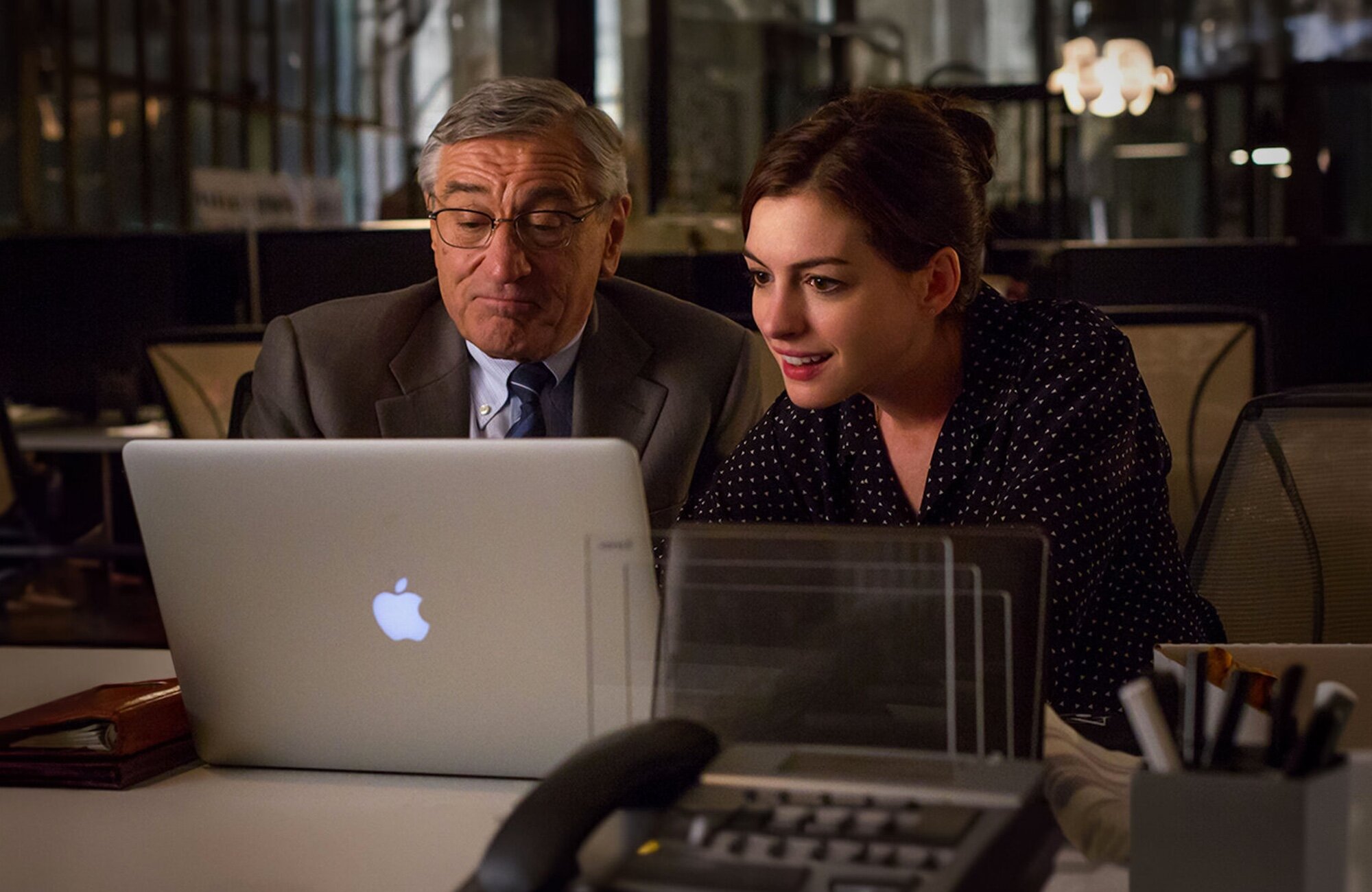 Robert de Niro y Anne Hathaway protagonizan 'El becario'