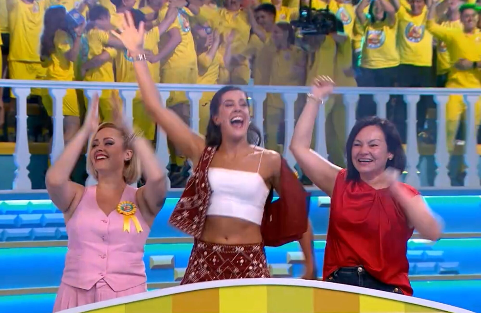 La teniente de alcalde y la asesora cultural de Cubas de la Sagra celebran su victoria en el &#39;Grand Prix&#39; junto a Carolina Marín