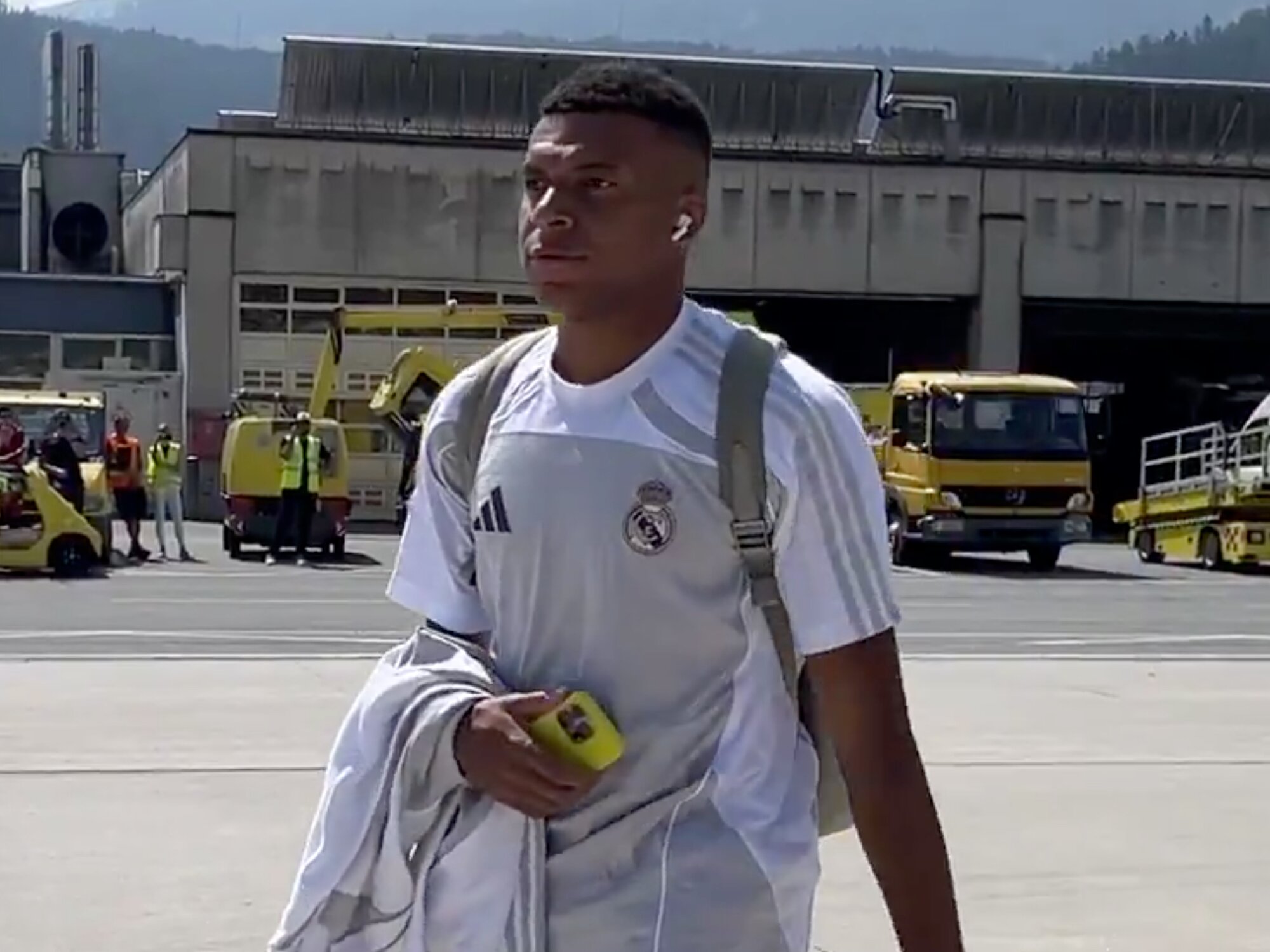 Kylian Mbappé en su llegada a Innsbruck para el partido amistoso