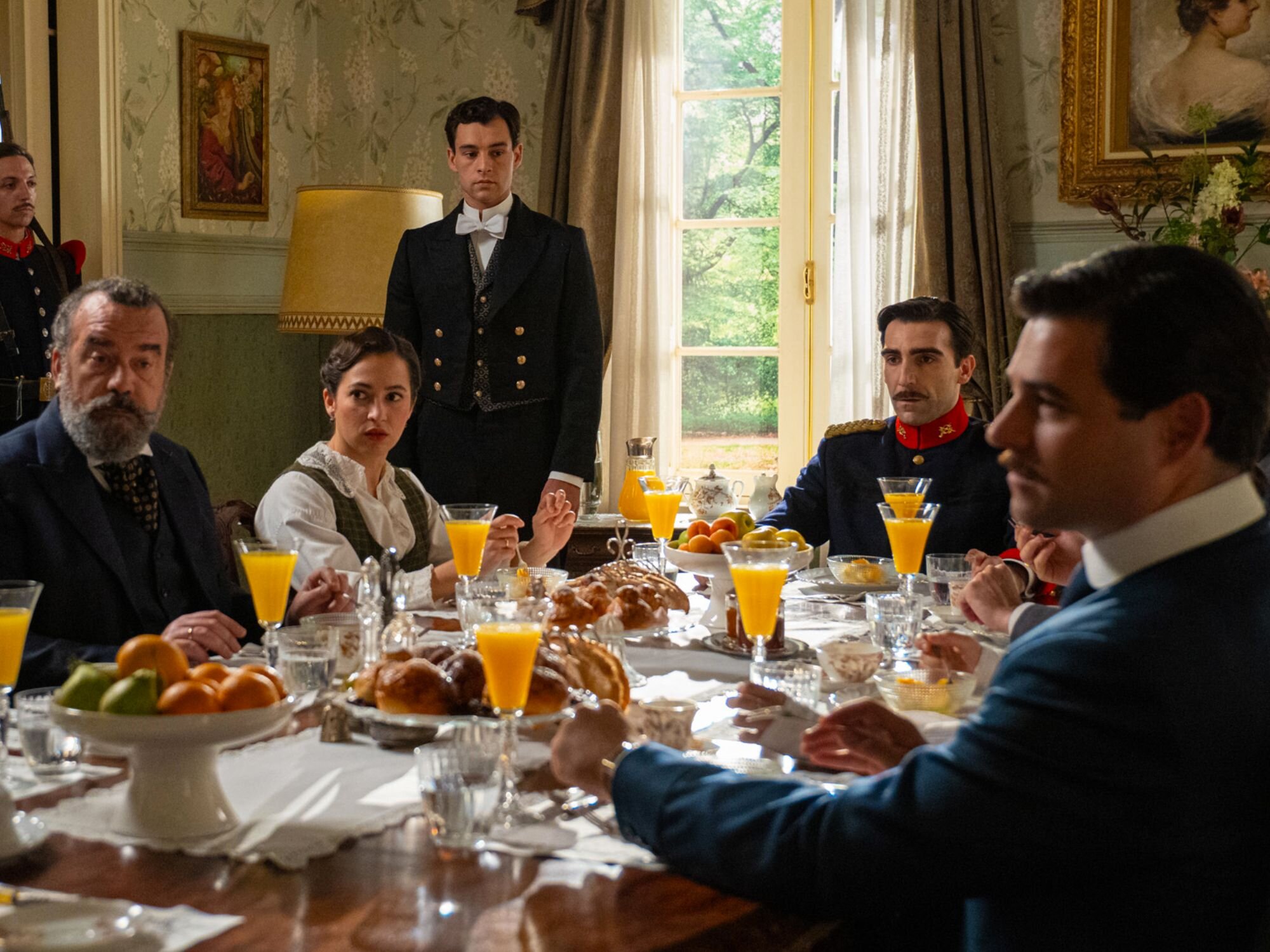 Detienen a Lorenzo durante la comida familiar en 'La promesa'