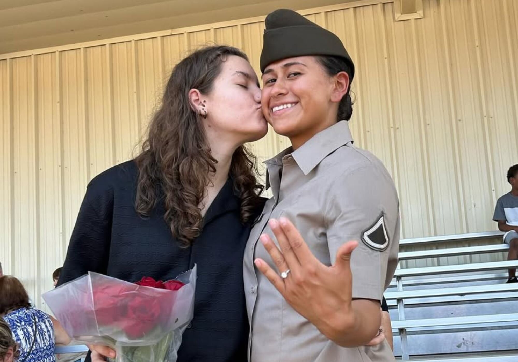 Moon enseña su anillo junto a su prometida