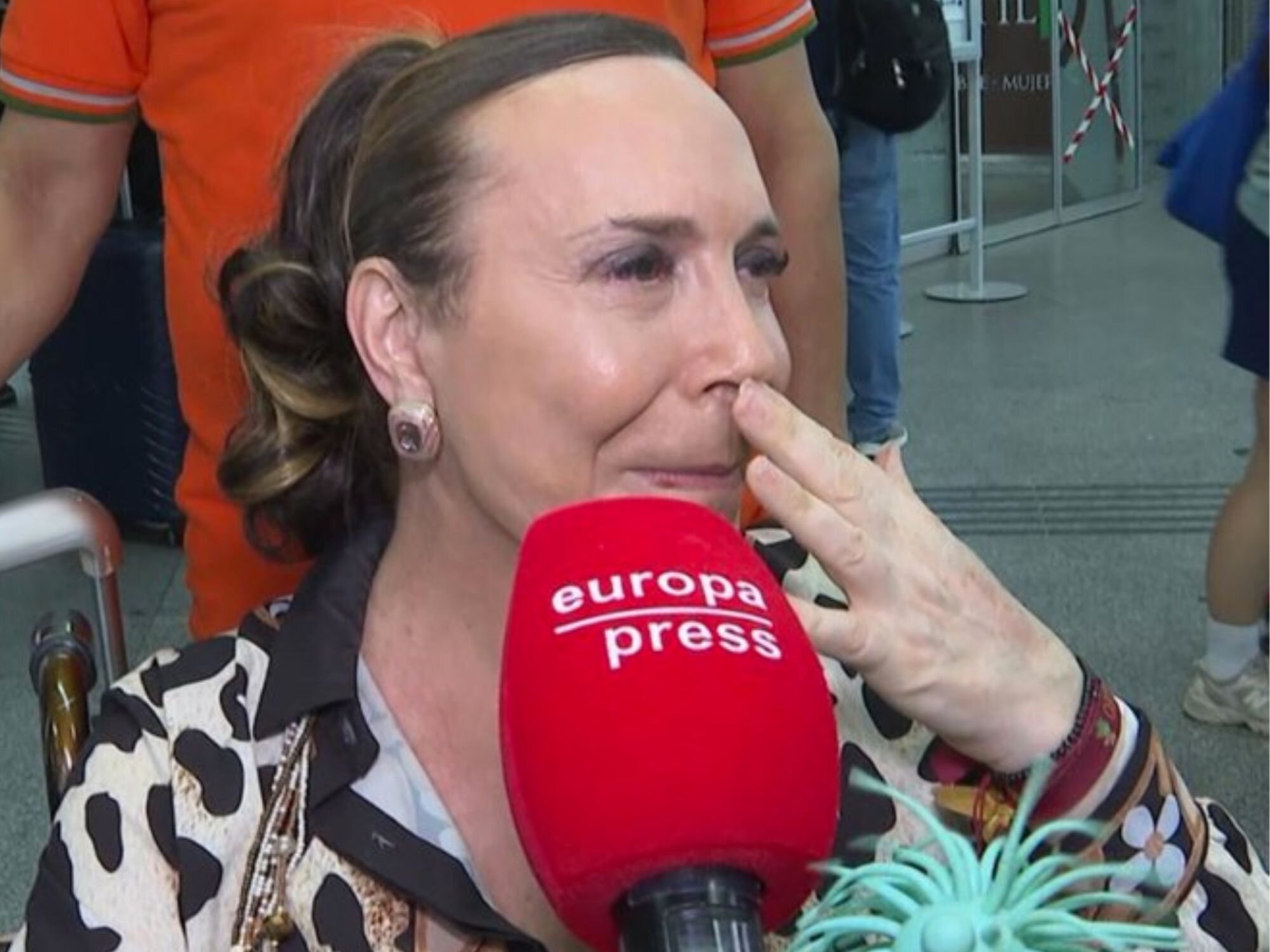 Benita llorando desconsoladamente por su estado de salud