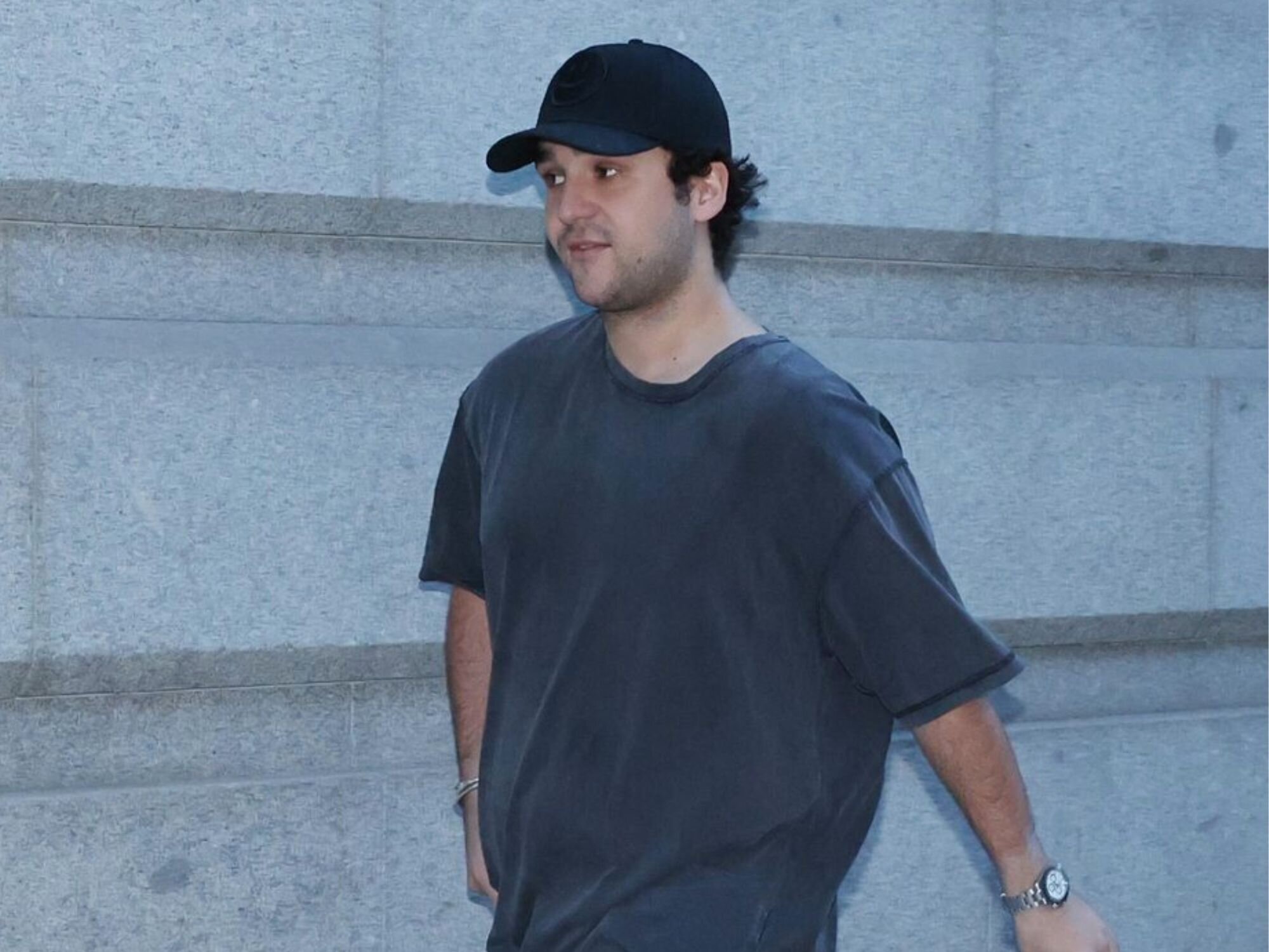 Froilán paseando por las calles de Madrid