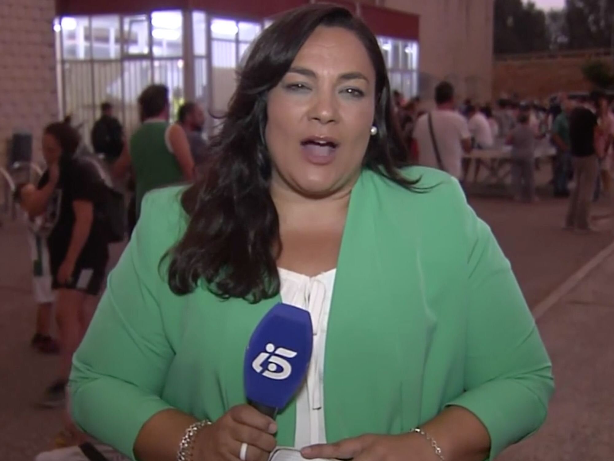 Noemí Bautista, la reportera de Informativos Telecinco, cubriendo el incendio de León