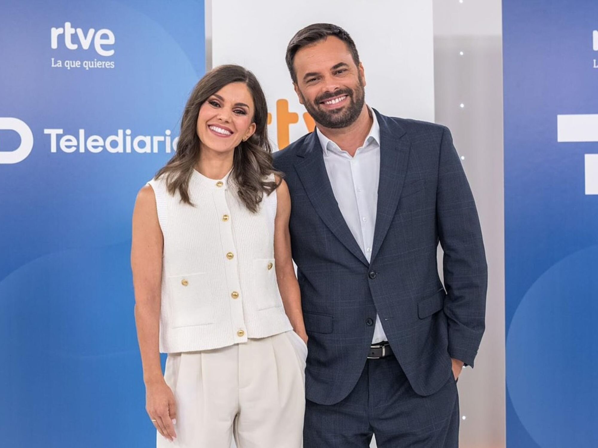Lorena Baeza, nueva presentadora del &#39;Telediario matinal&#39;, junto a su compañero Álex Barreiro