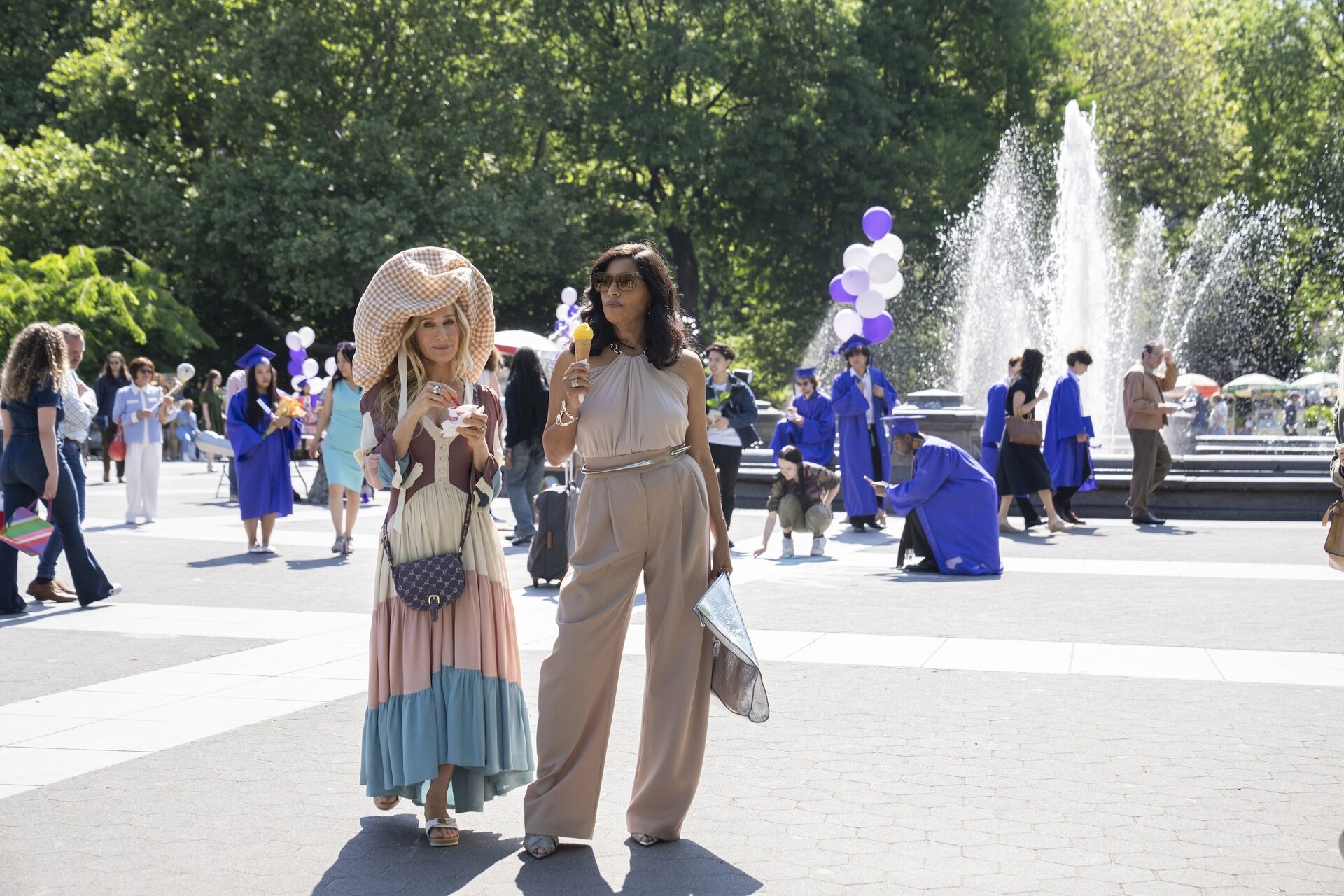 La tercera temporada arrancó fuerte, con Carrie paseando por Washington Square Park con un saco de patatas en la cabeza
