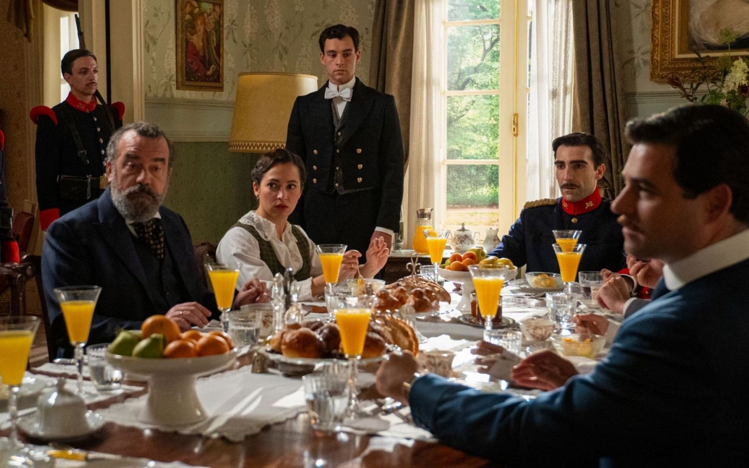 En &#39;La Promesa&#39; Curro delata a Lorenzo que acaba siendo detenido 