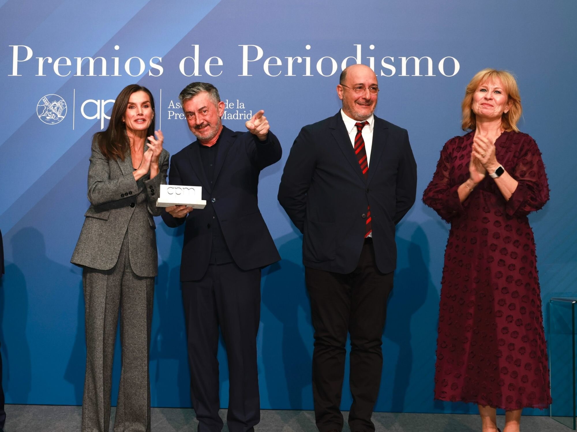 Ricardo Medina recibiendo de la mano de la reina Letizia el premio APM de Periodismo Especializado 2023