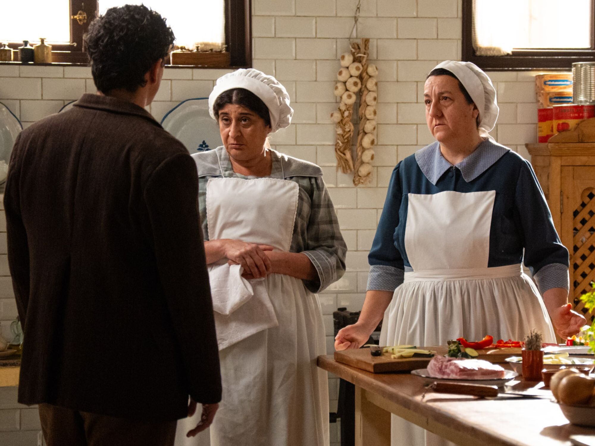 Toño dando una reprimenda a Simona y Candela en el capítulo 658 de &amp;#39;La promesa&amp;#39;