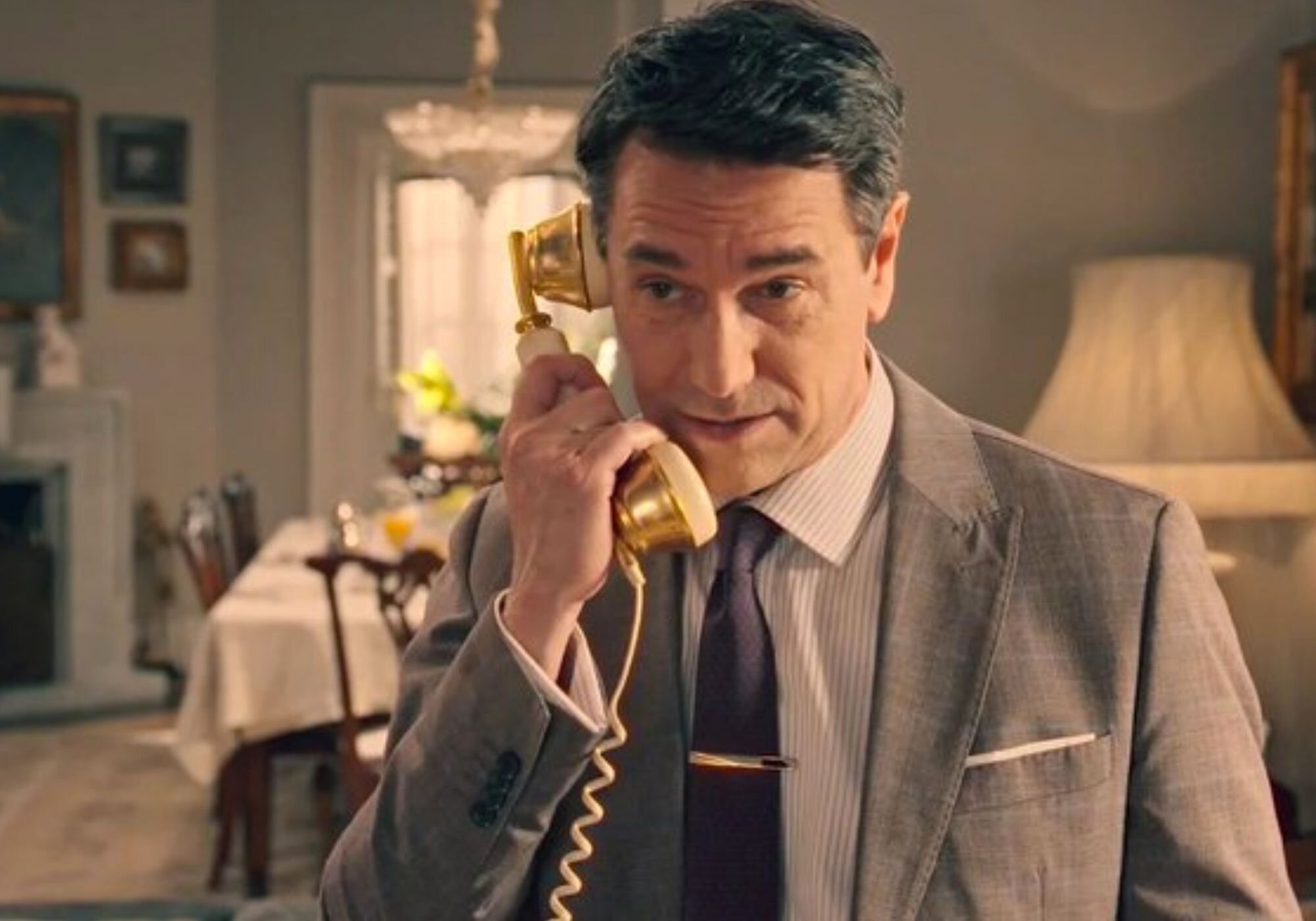 Gabriel, al teléfono, en 'Sueños de libertad'