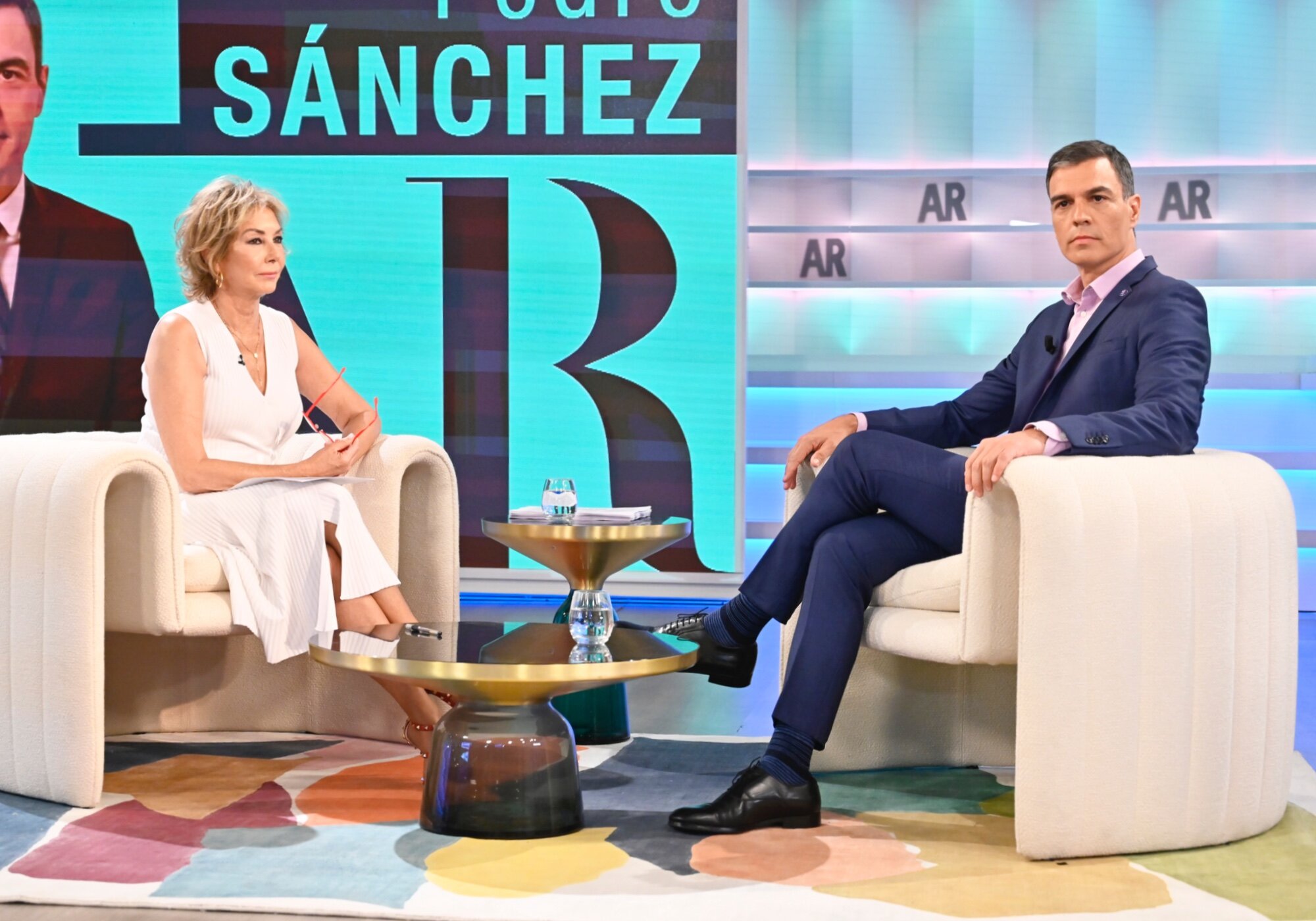 Ana Rosa Quintana junto a Pedro Sánchez durante una entrevista en 'El programa de AR'