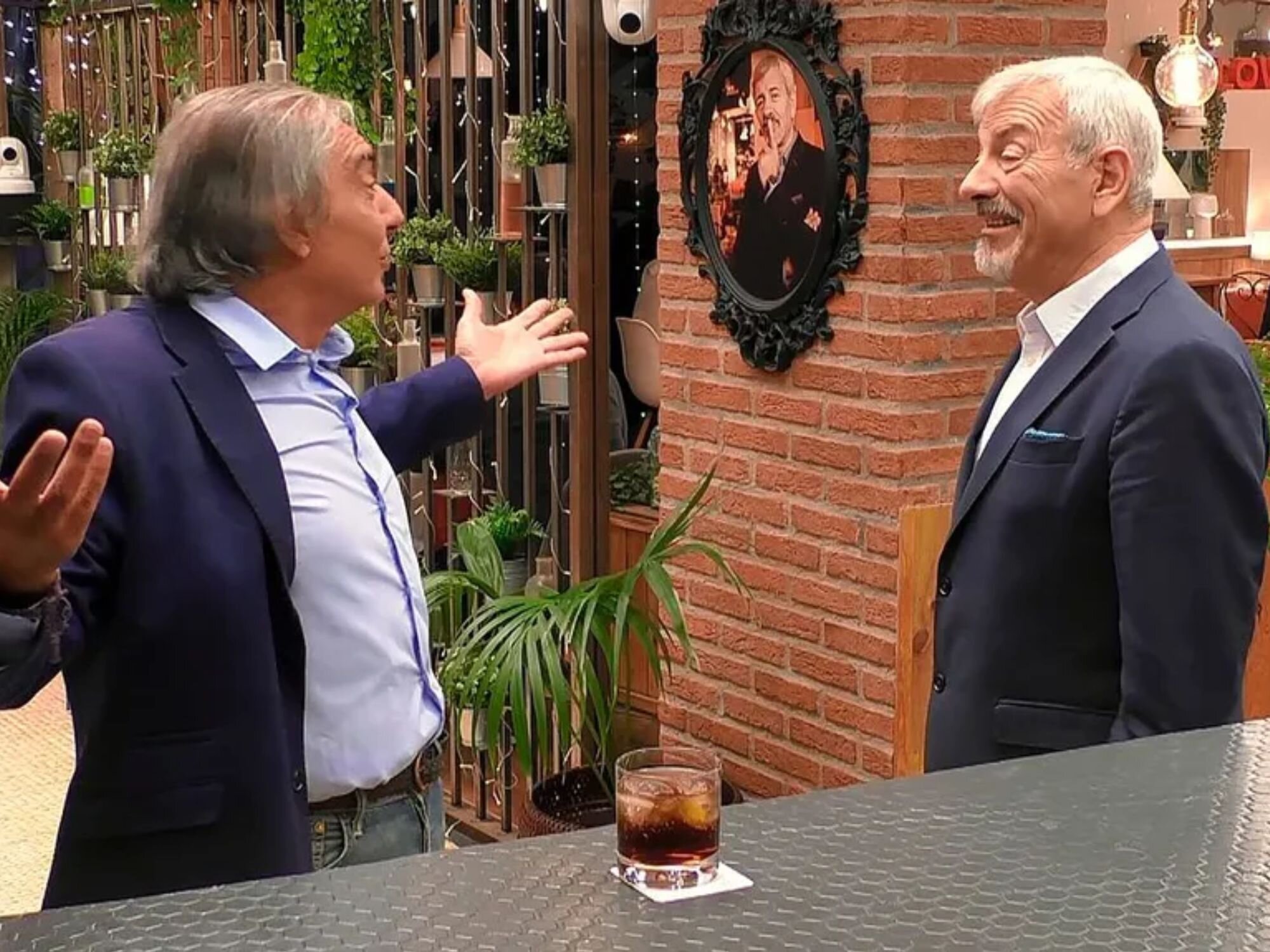 Carlos Sobera junto a un soltero en 'First Dates'