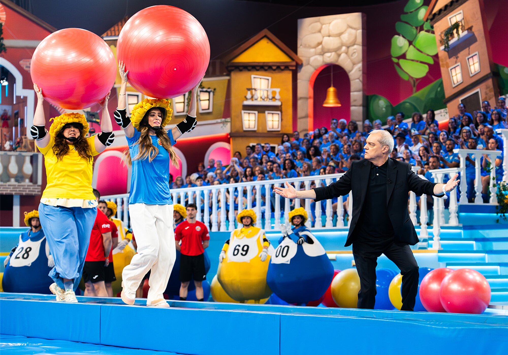 Lala Chus y Ángela Fernández prueban un juego de la final del &#39;Grand Prix&#39;