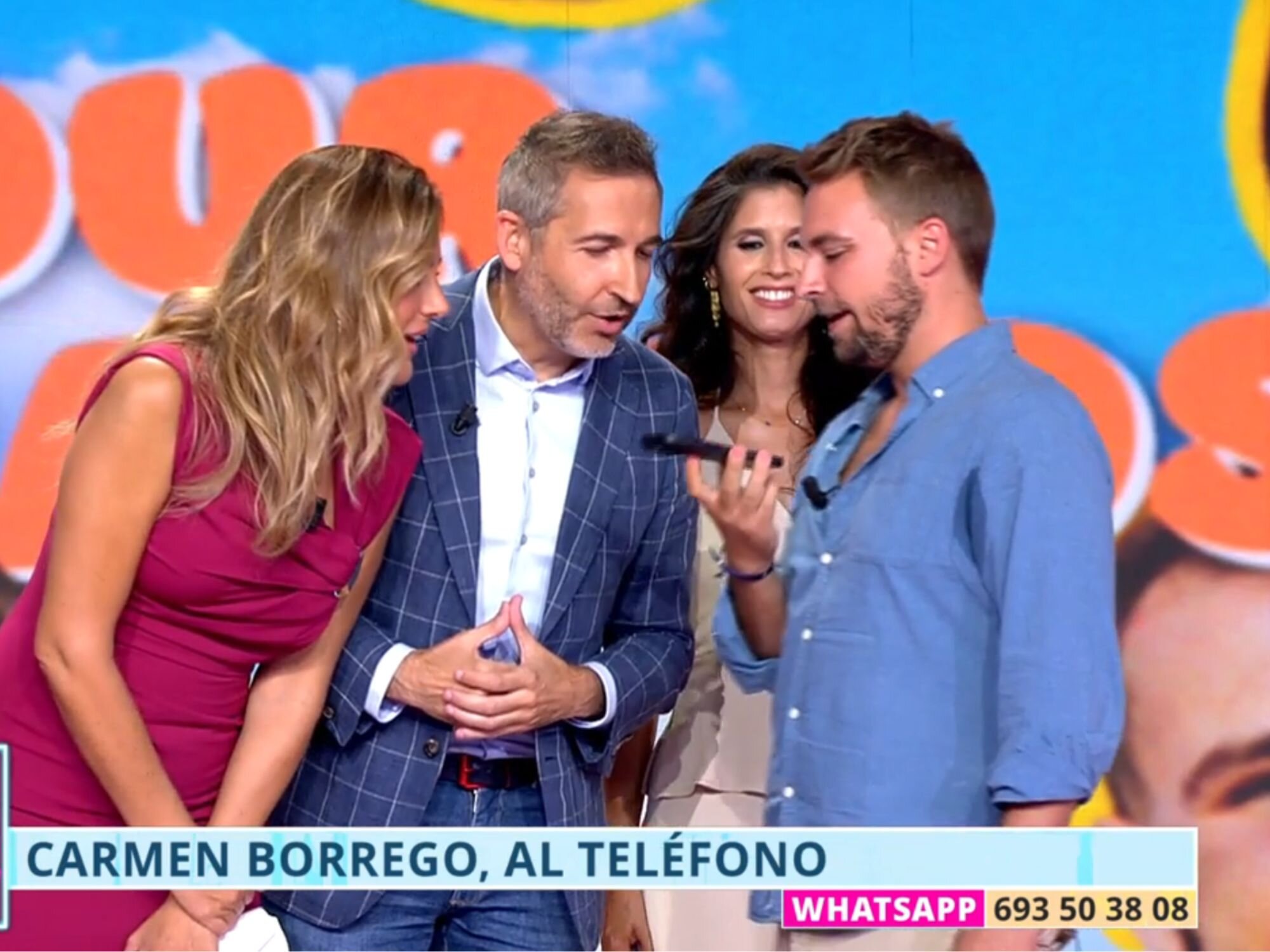 Verónica Dulanto, Frank Blanco, María Sánchez y José María Almoguera hablando por teléfono con Carmen Borrego en 'Tardear'