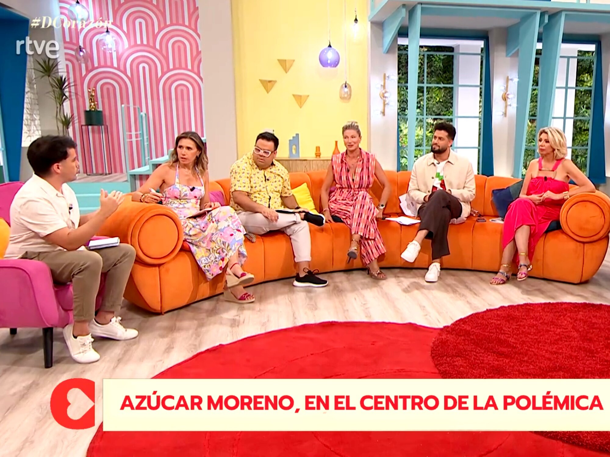 Anne Igartiburu y Javier de Hoyos junto a los colaboradores de 'D Corazón'