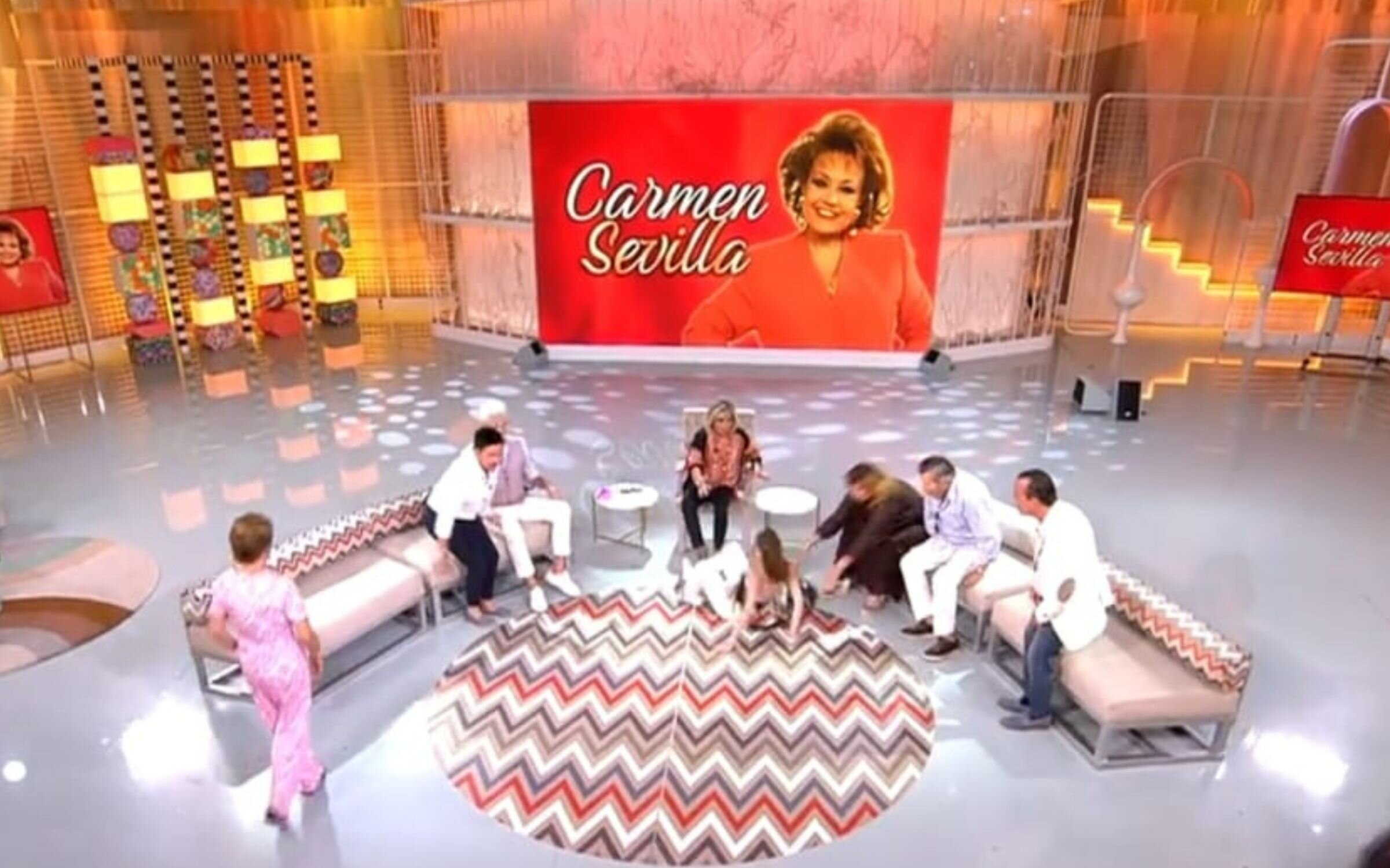 La caída de la maquilladora en el plató de 'Fiesta' durante la emisión en directo