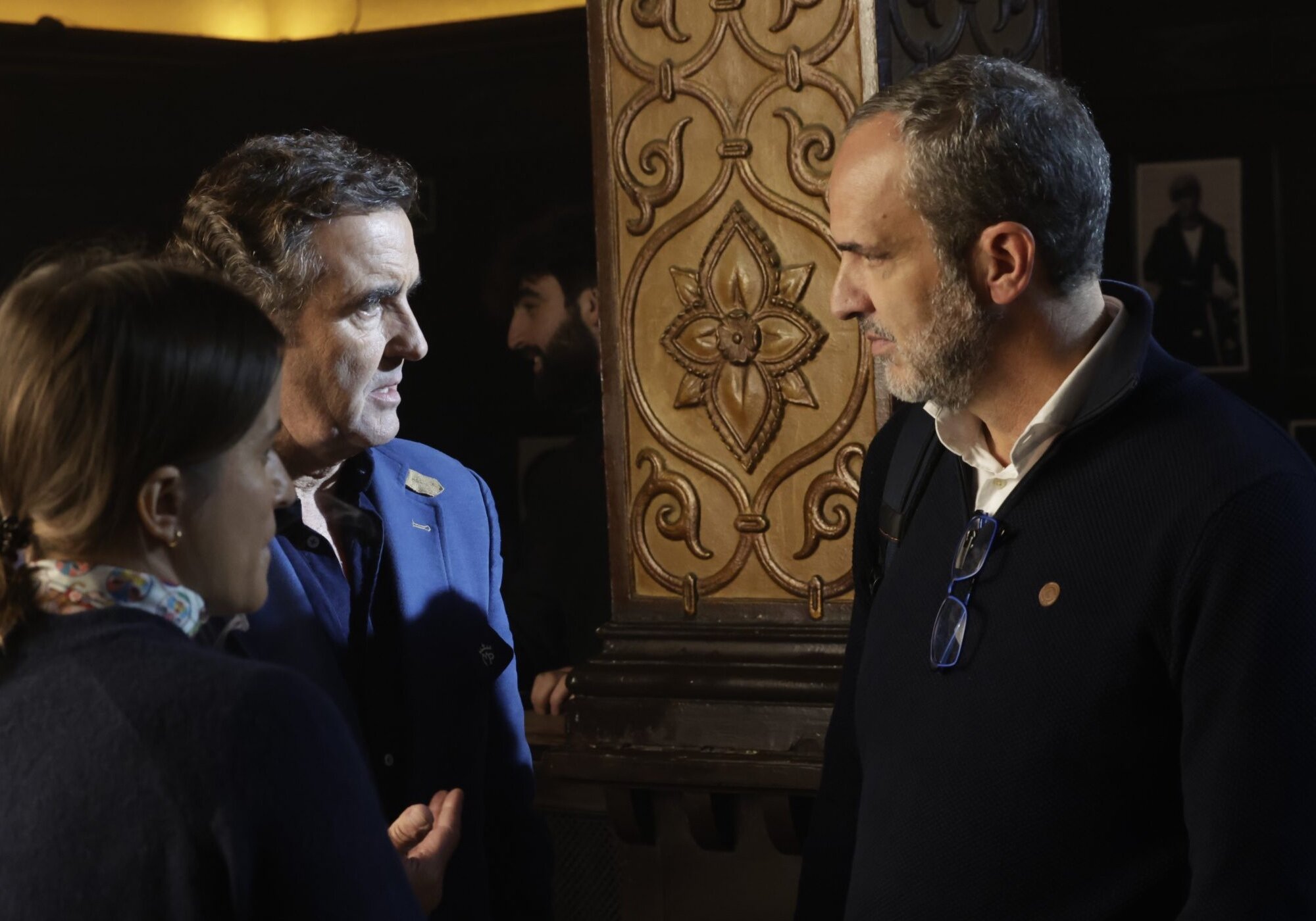 Santi Acosta charla con Antonio Montero durante la grabación de la docuserie &#39;Paparazzi&#39; de Movistar Plus+