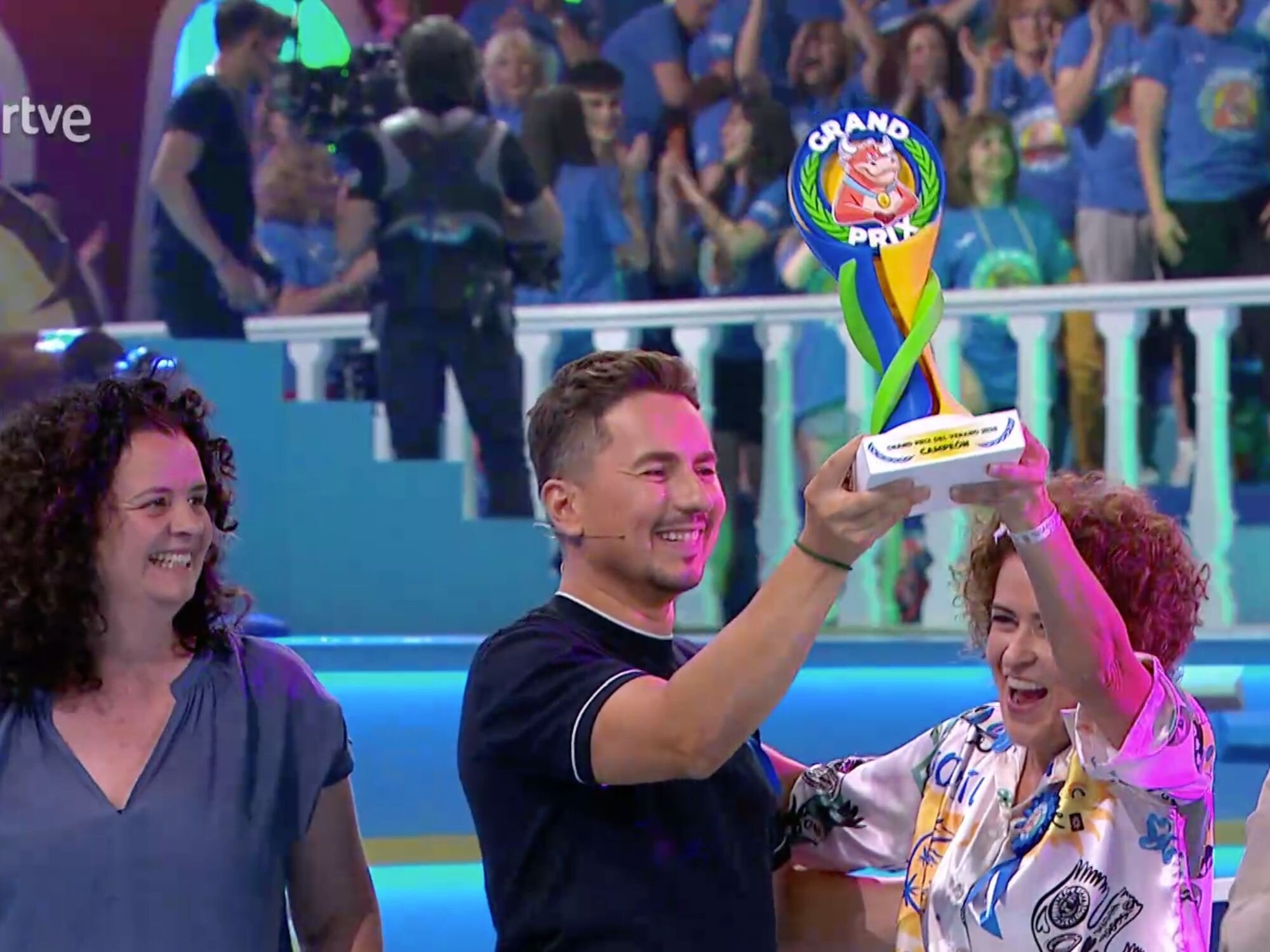 Jorge Lorenzo celebrando junto a la alcaldesa la victoria de San Sebastián de la Gomera en el 'Grand Prix 2025'