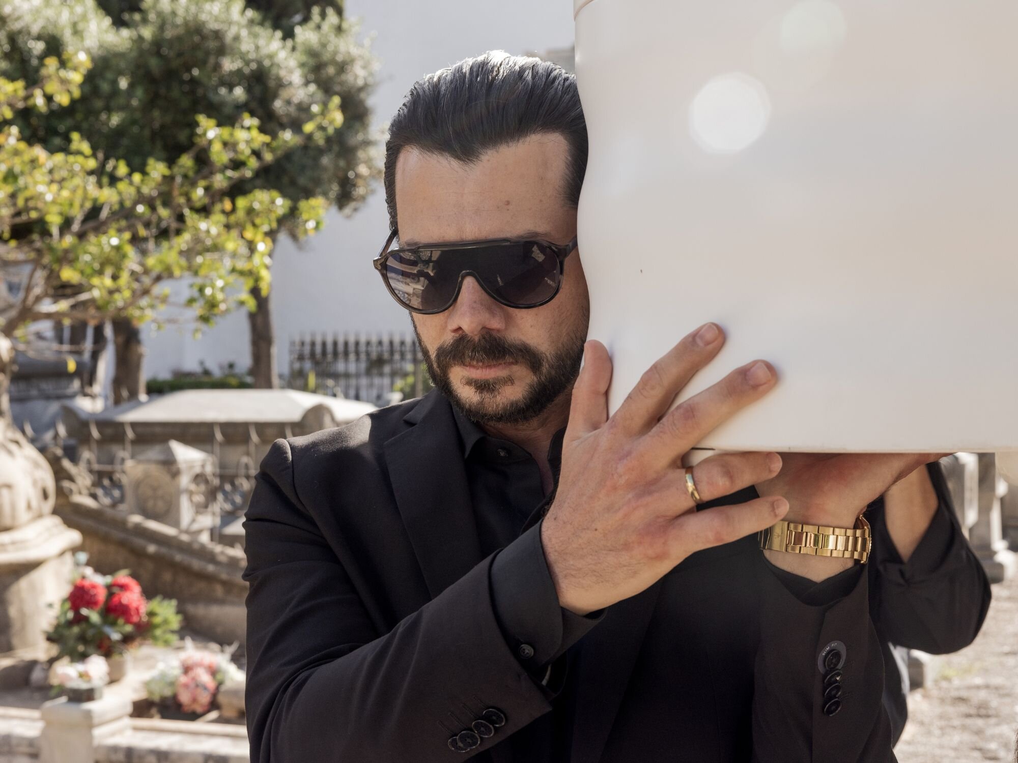 Álvaro Morte interpretando a Rafael en &#39;Dos tumbas&#39;