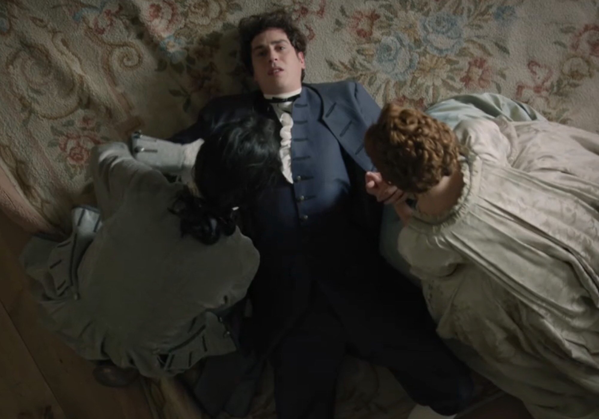 Julio, desplomado en el suelo, siendo socorrido por Adriana y Rafael en &#39;Valle Salvaje&#39;