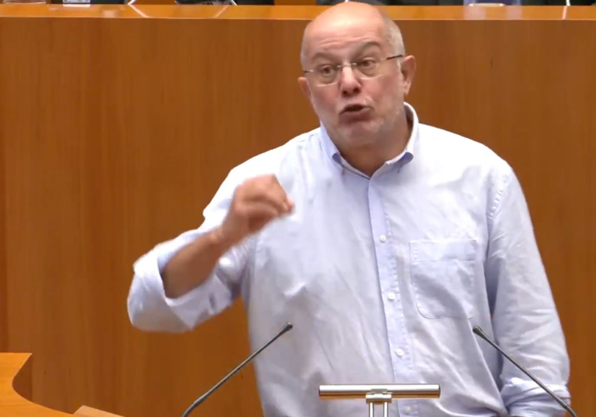 Francisco Igea recriminó el programa de toros que se estaba emitiendo en Castilla y León Televisión a la misma hora que Mañueco comparecía