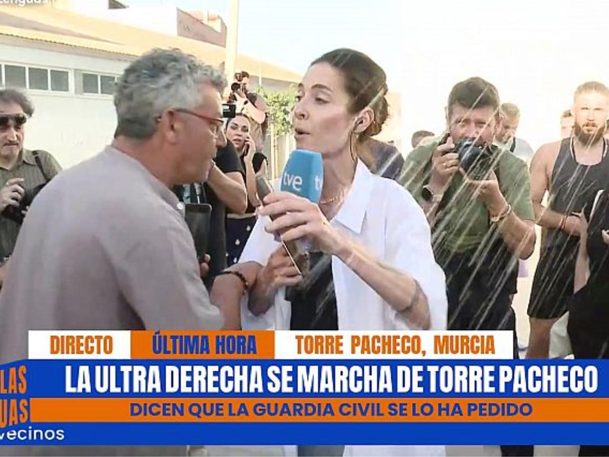 Una reportera de 'Malas lenguas' siendo acosada por ultras en Torre Pacheco