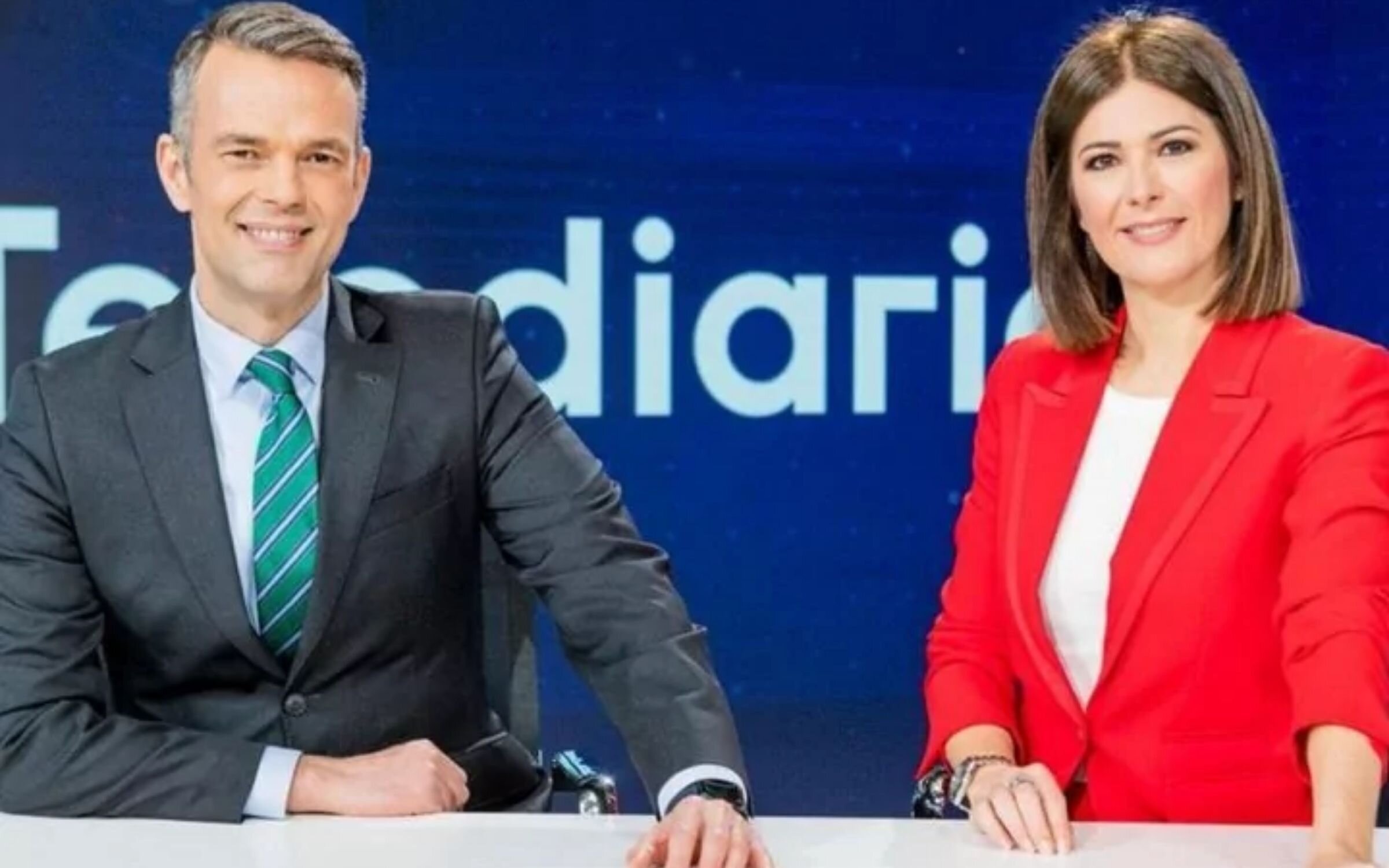 El &#39;Telediario Fin Semana&#39;, hasta ahora presentado por Ígor Gómez y Lara Siscar, será conducido por Marc Sala y Lourdes Maldonado para esta nueva temporada