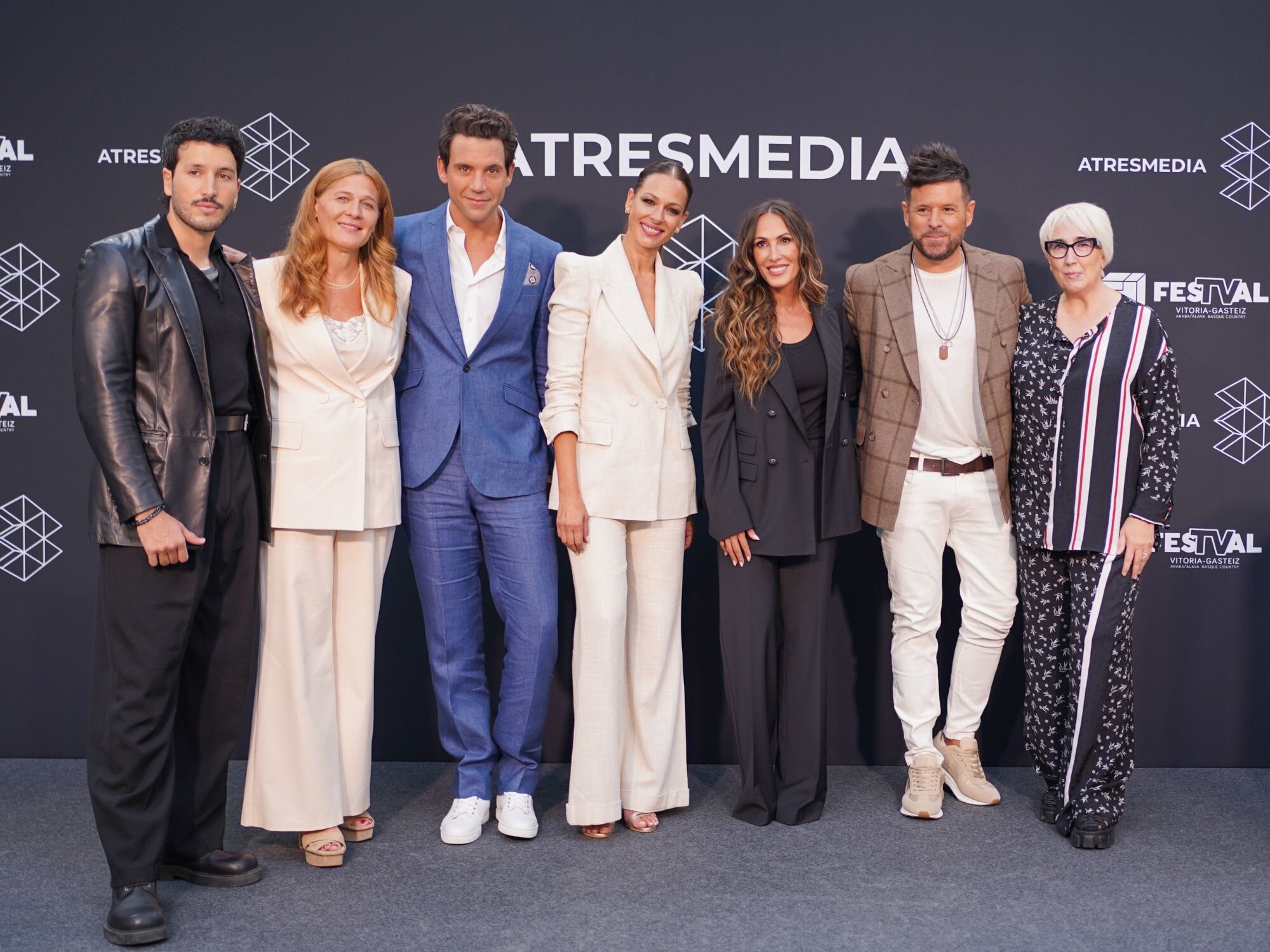 Coaches de 'La Voz 2025', junto al equipo de Atresmedia e ITV Studios