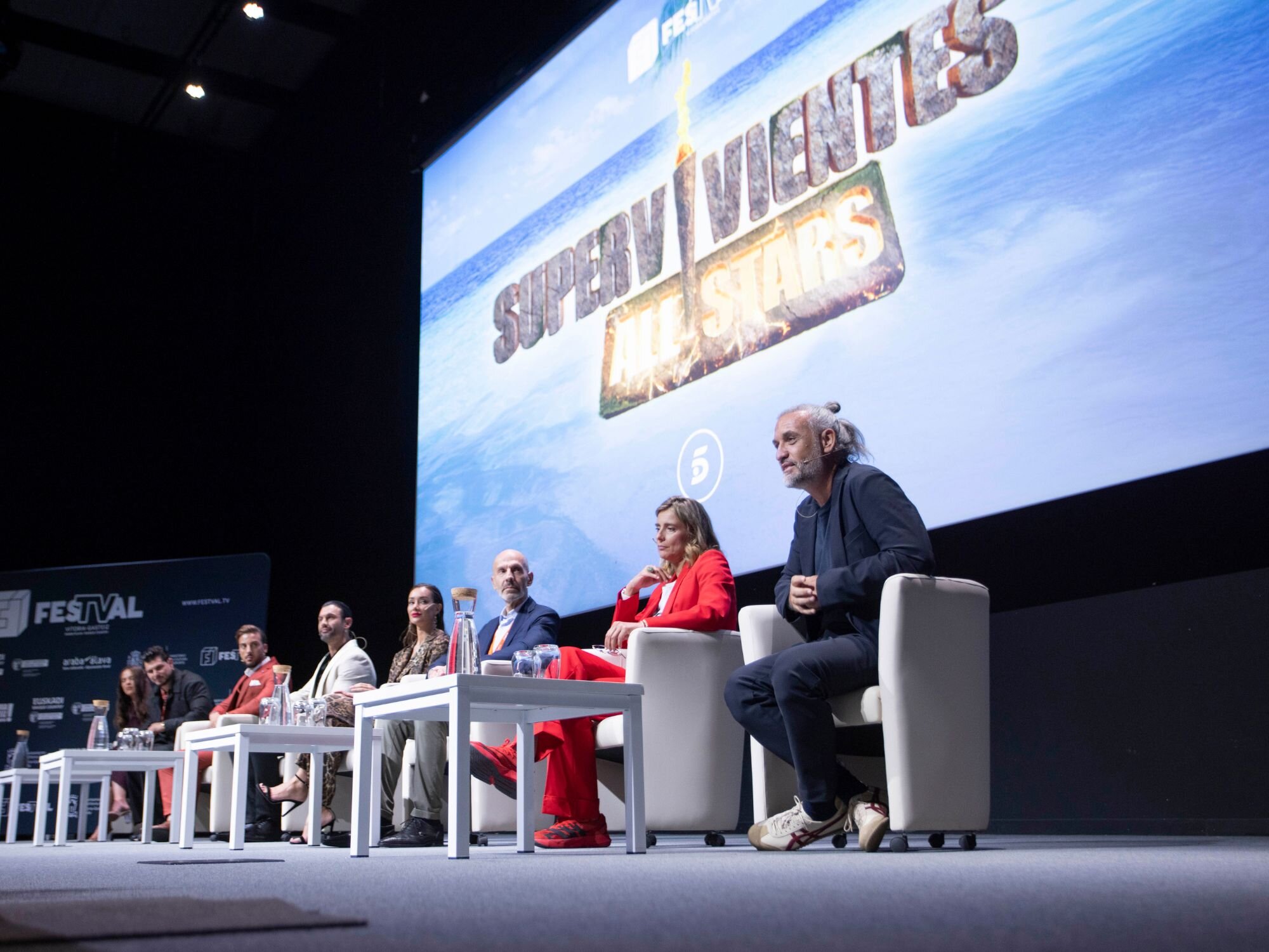 Adara Molinero y Sandra Barneda junto a algunos exconcursantes y directivos de &#39;Supervivientes All Stars&#39; en el FesTVal
