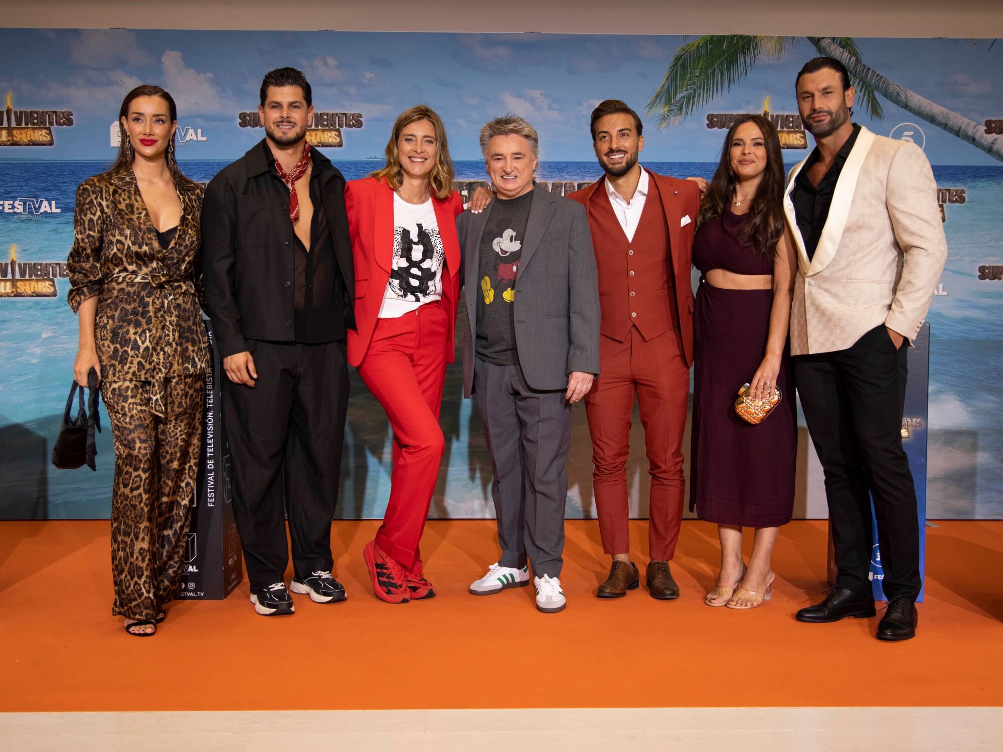 Concursantes, presentadora y dirección de &#39;Supervivientes All Stars&#39; posando en FesTVal&#39;