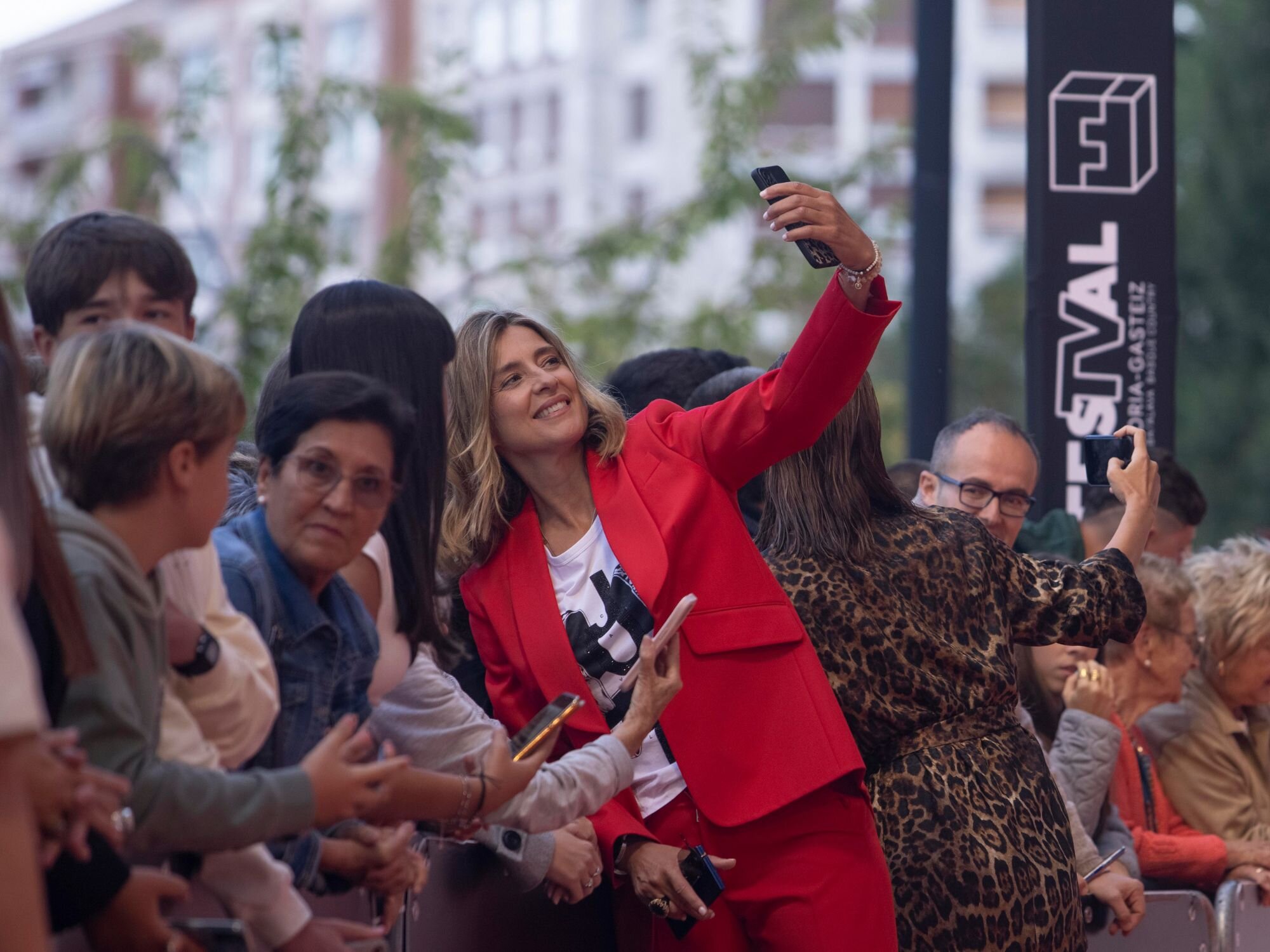 Sandra Barneda atendiendo a sus fans durante el FesTVal